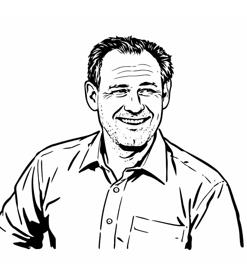 Portrait en noir et blanc d'un homme souriant portant une chemise à col.