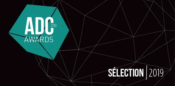 Logo des ADC Awards 2019 avec une toile d'araignée en arrière-plan.