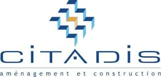 Logo de Citadis, une entreprise de création et de construction, avec un symbole géométrique et le nom en dessous.