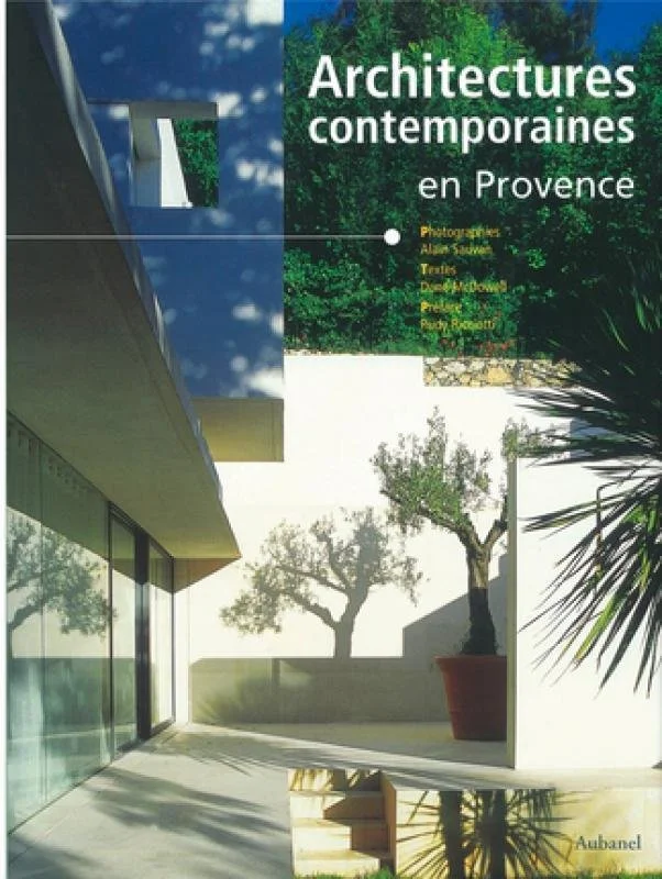Couverture d'un livre intitulé "Architectures contemporaines en Provence" montrant une maison moderne avec de grandes fenêtres, un balcon, et des arbres dans un patio ensoleillé.