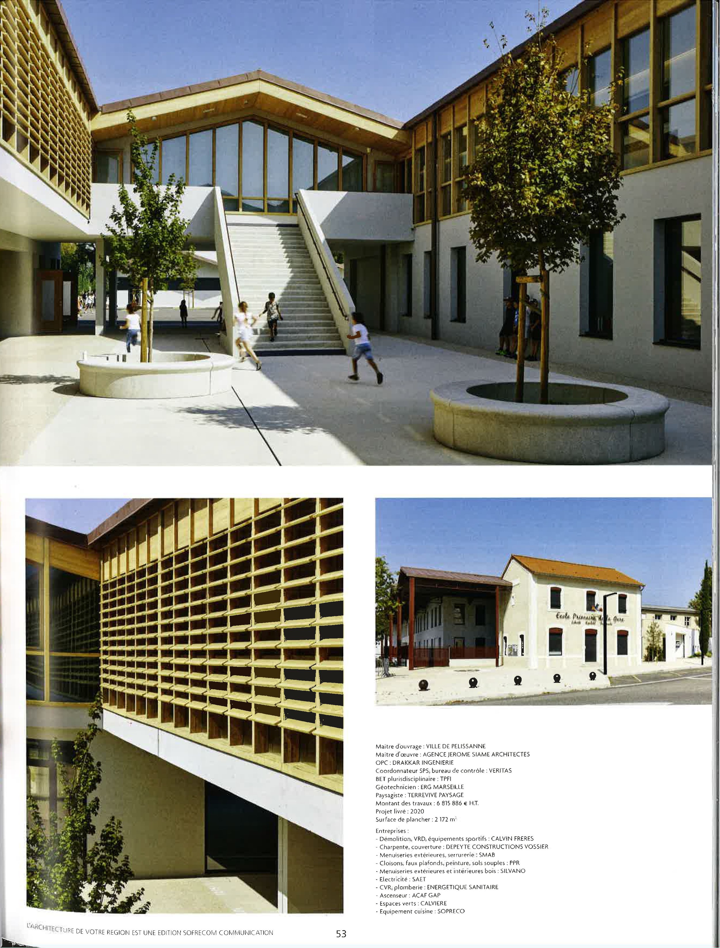 Une cour d'école avec des enfants jouant, entourée de bâtiments modernes en béton et bois, avec des arbres dans des jardinières en forme de cercles.