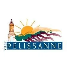 Logo de la ville de Delissanne avec une église, un soleil levant, des montagnes et la mer