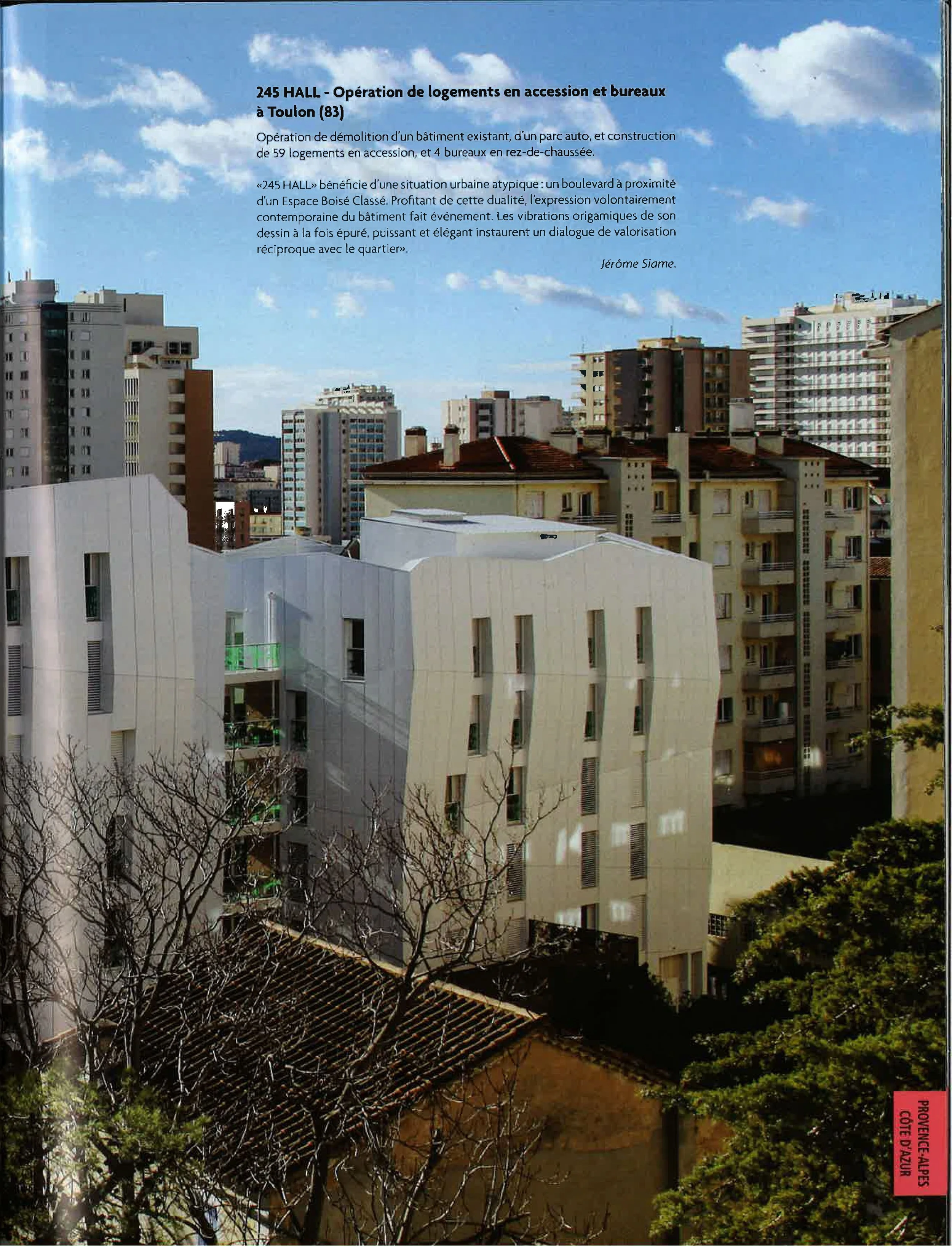 Photo montrant un paysage urbain avec des bâtiments modernes, à Toulon, avec un ciel bleu et quelques nuages.