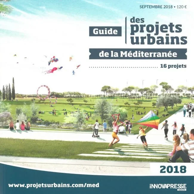 Couverture de guide sur des projets urbains en Méditerranée, montrant un parc avec des enfants volant un cerf-volant, des familles assises et des activités en plein air, en 2018.