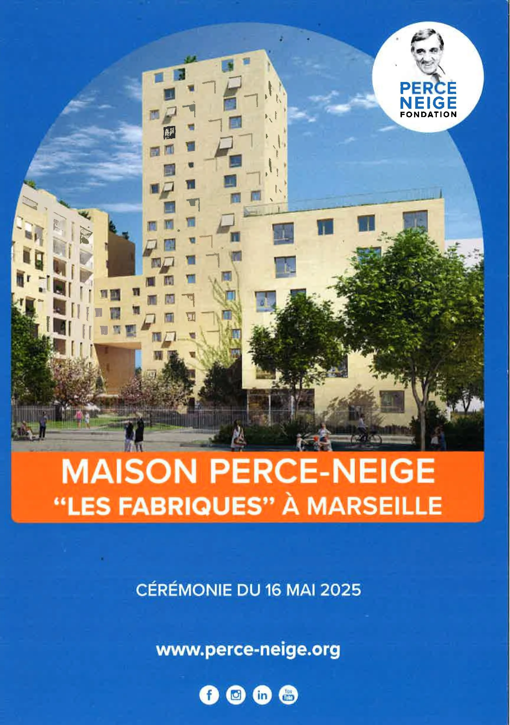 Une affiche présentant la maison Perce-Neige à Marseille, construite par Les Fabriques, avec une image d'un bâtiment moderne et des arbres verts. Textes indiquant la date de la cérémonie du 16 mai 2025 et le site web www.perce-neige.org.