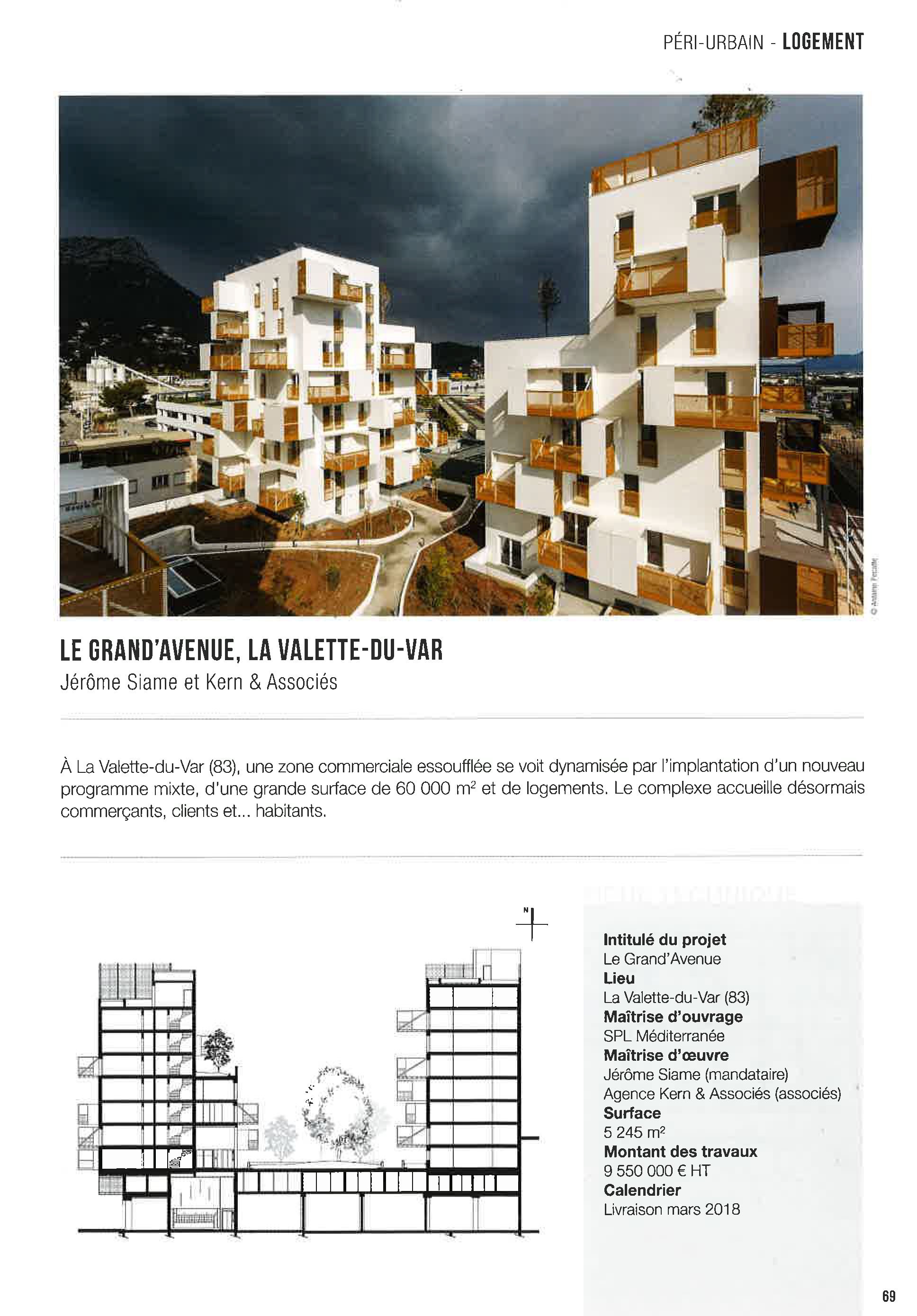 Un complexe résidentiel moderne composé de plusieurs bâtiments blancs avec des balcons en bois, dans un environnement urbain avec un ciel orageux.
