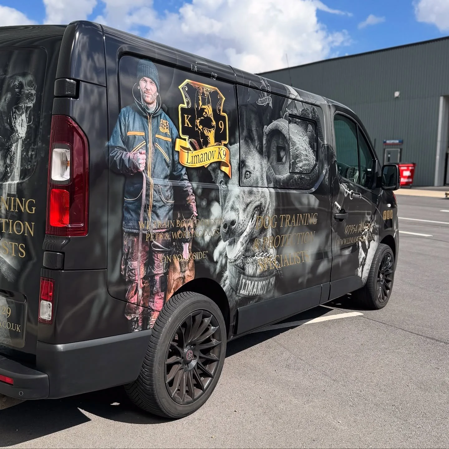 We thoroughly enjoyed bringing this full printed wrap for @limanov_k9 to life. From the initial design through to installation, the final result truly speaks for itself. Wrapped in @arlongraphics_emeai SLX+.