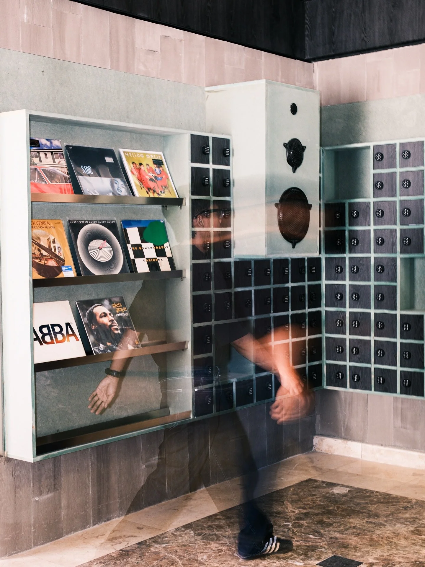 A place between pauses and movement, where the rhythm quietly keeps going.