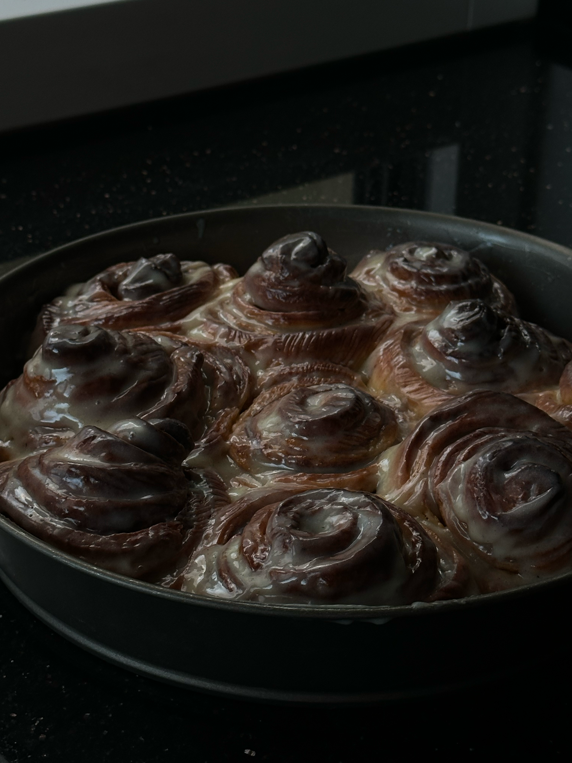 Backofen mit Zimtschnecken in einer runden Backform