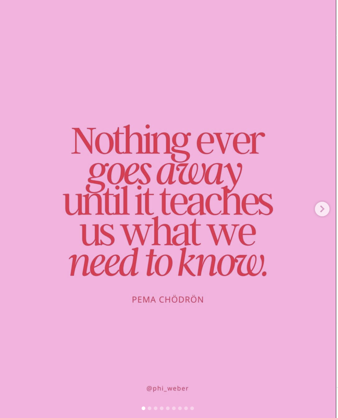 Inspirierendes Zitat in rosa und roter Schrift: 'Nothing ever goes away until it teaches us what we need to know.' von Pema Chödrön.