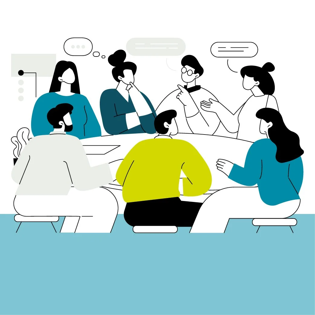 Eine Gruppe von sechs Menschen sitzt an einem runden Tisch und diskutiert. Alle tragen Masken und scheinen in einem Meeting oder einer Diskussion vertieft zu sein.