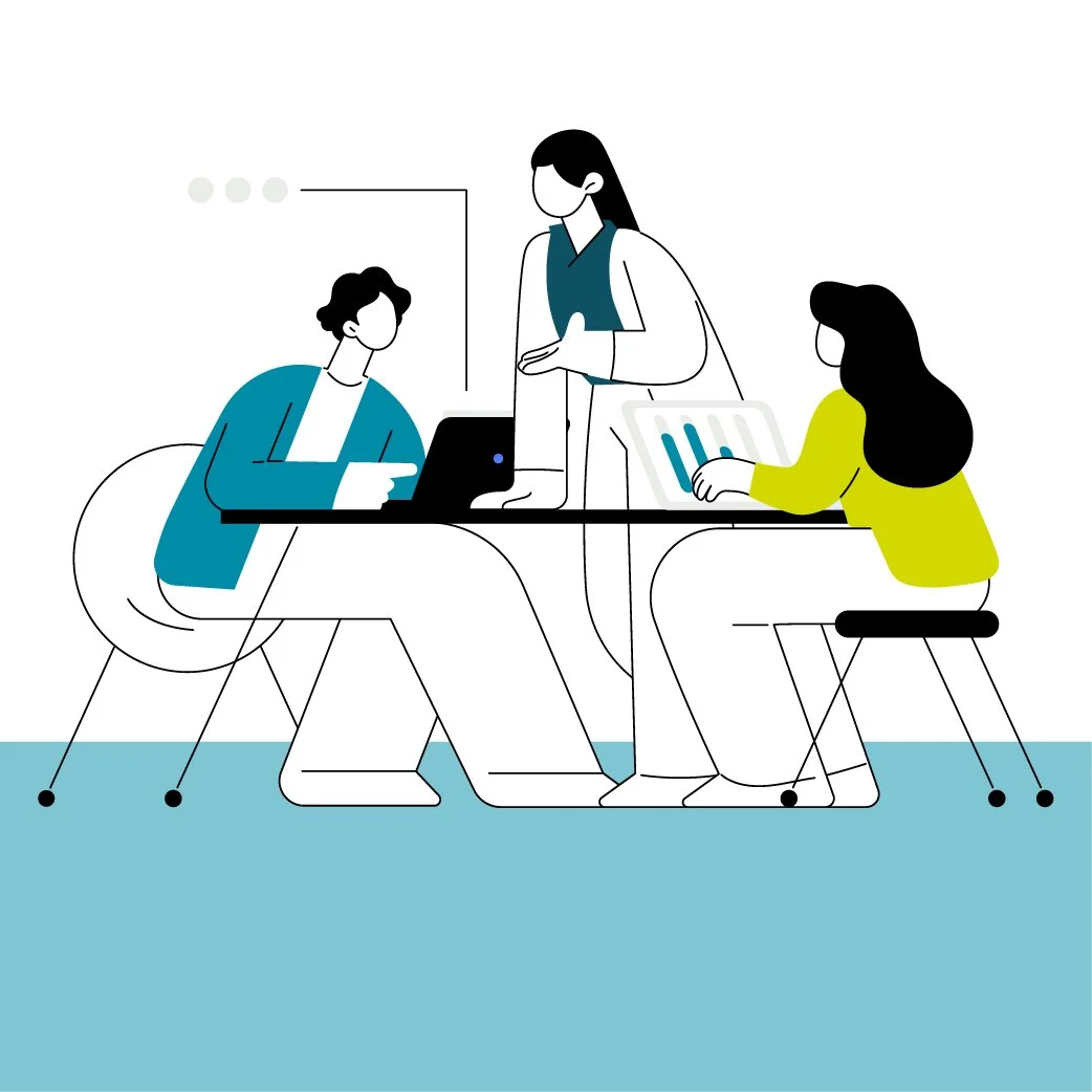 Illustration von drei Personen, die in einem Meeting sitzen, eines von ihnen steht und zeigt auf einen Laptop, die anderen zwei sitzen mit Laptops am Tisch.