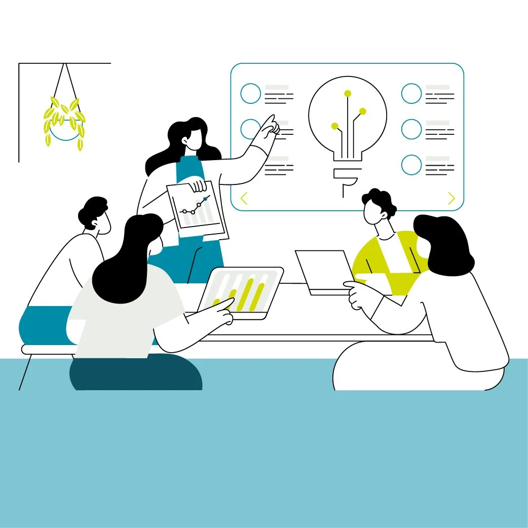 Grafiker zeigt Präsentation mit Glühbirne auf Flipchart vor vier Menschen mit Laptops in einem hellen Büro.