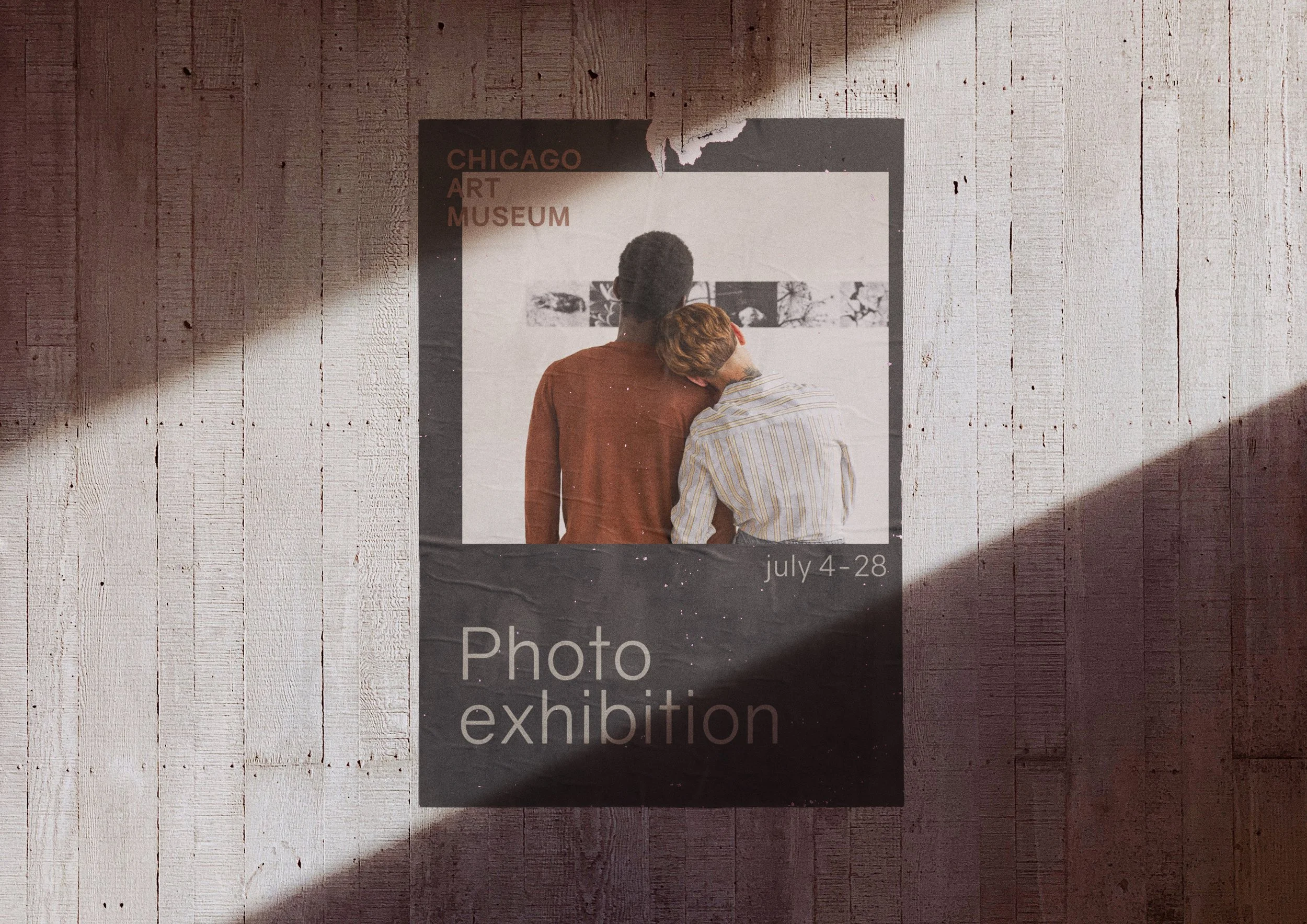 Une affiche de l'exposition photo au Chicago Art Museum, du 4 au 28 juillet, montrant deux personnes regardant une œuvre d'art, sur un mur en bois avec un effet de lumière et d'ombre.