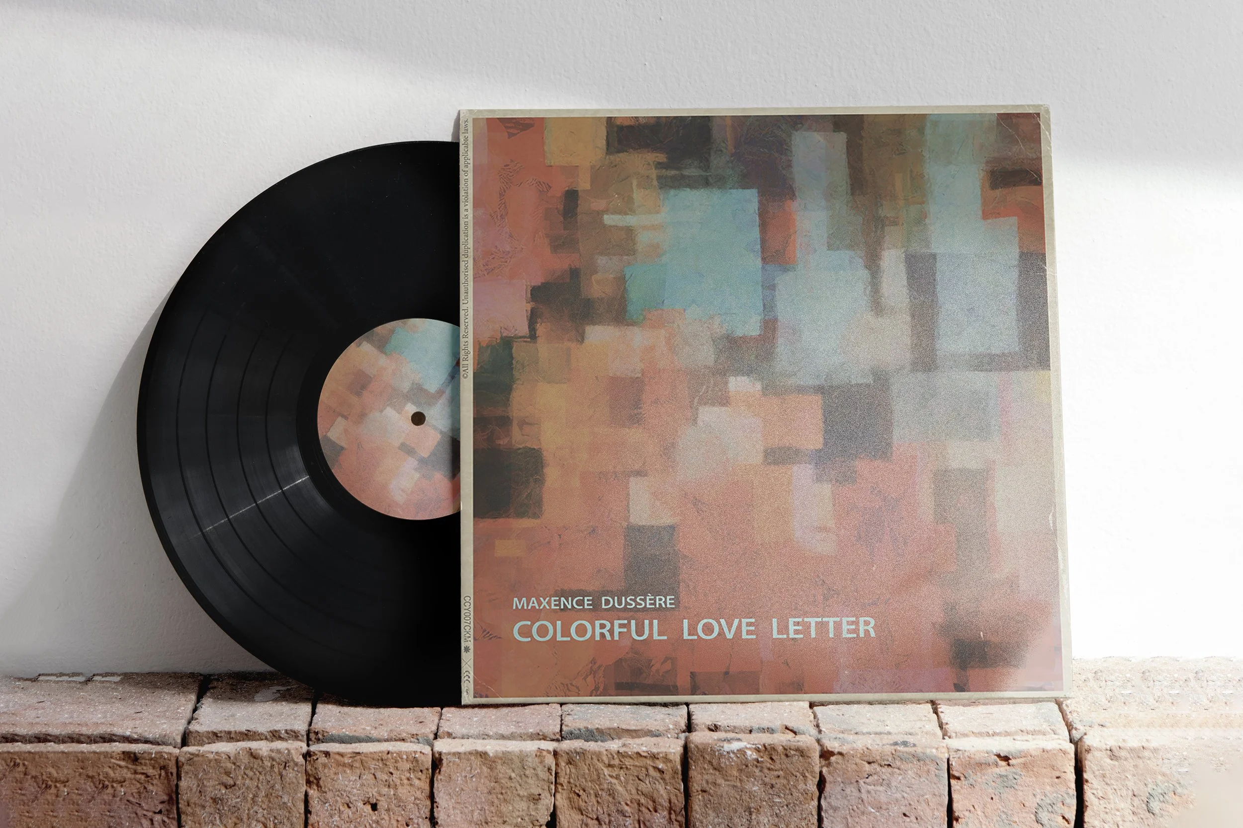 Vinyle noir à côté d'une pochette d'album avec une couverture colorée abstraite. Le texte sur la pochette indique Maxence Dussère, Colorful Love Letter.