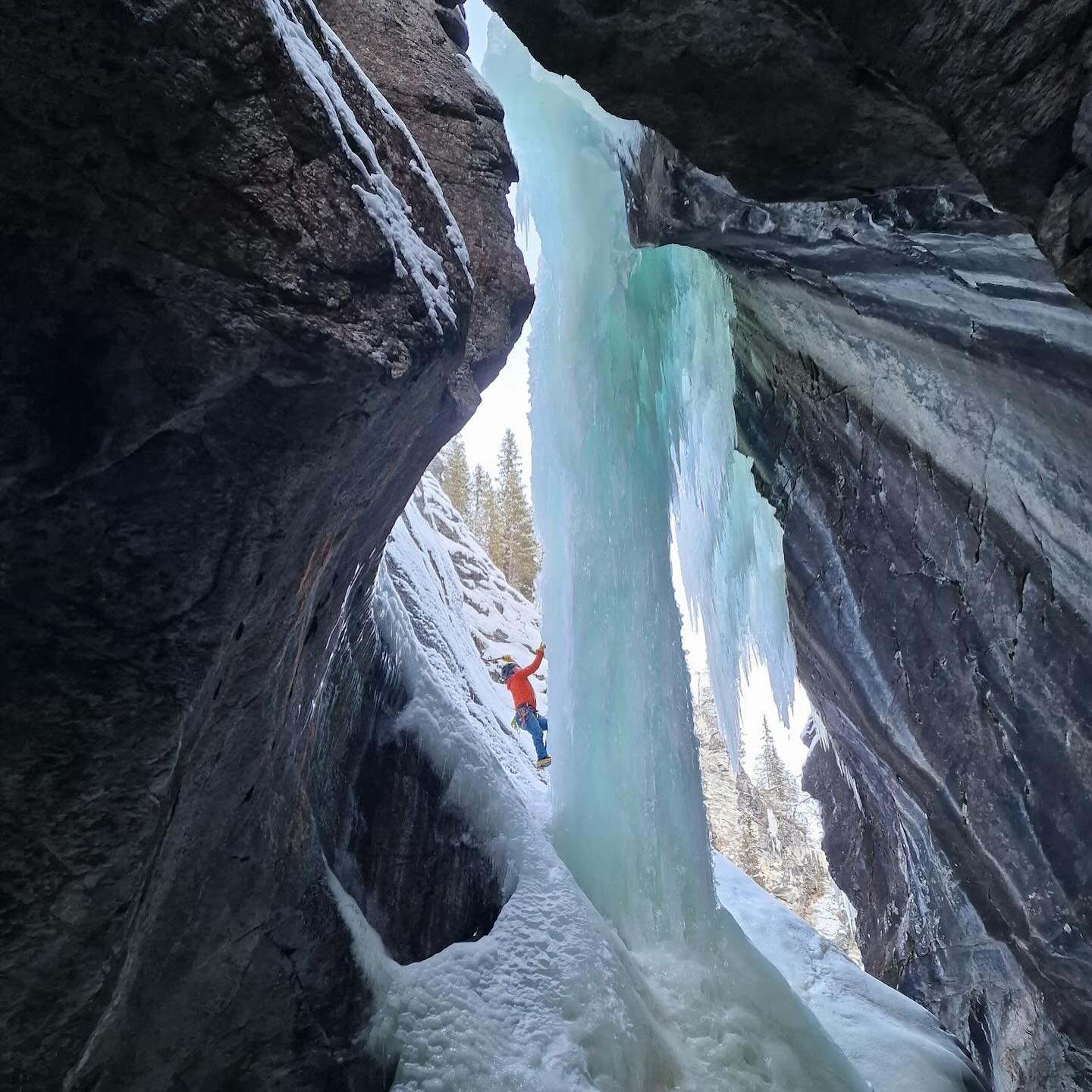 This March, a group of NLMC members visited the Lillehammer area of Norway. While the trip began in the middle of a thaw, the weather grew colder, and climbing was possible every day. As conditions improved, the ice went from crumbly to brittle to pe