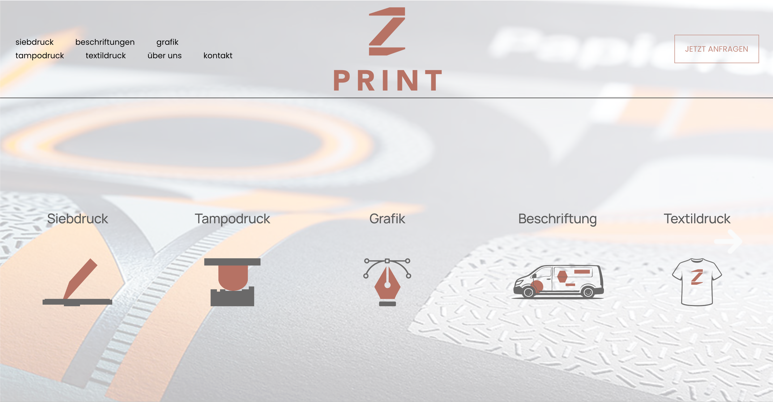 Grafik eines Druck-Service mit Symbolen für Siebdruck, Tampondruck, Grafik, Beschriftung und Textildruck, sowie Fahrzeug- und T-Shirt-Druck. Überschrift 'Z PRINT' und Button 'JETZT ANFRAGEN'.
