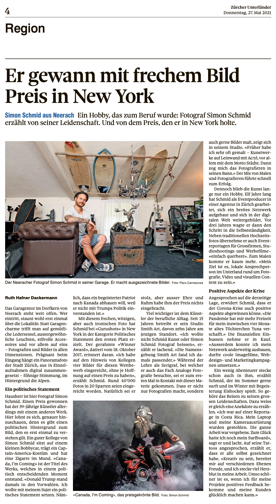 Fotografie eines Mannes, der in einem kreativ gestalteten Raum sitzt, mit Surfboards an der Decke und weiteren künstlerischen Elementen im Hintergrund.