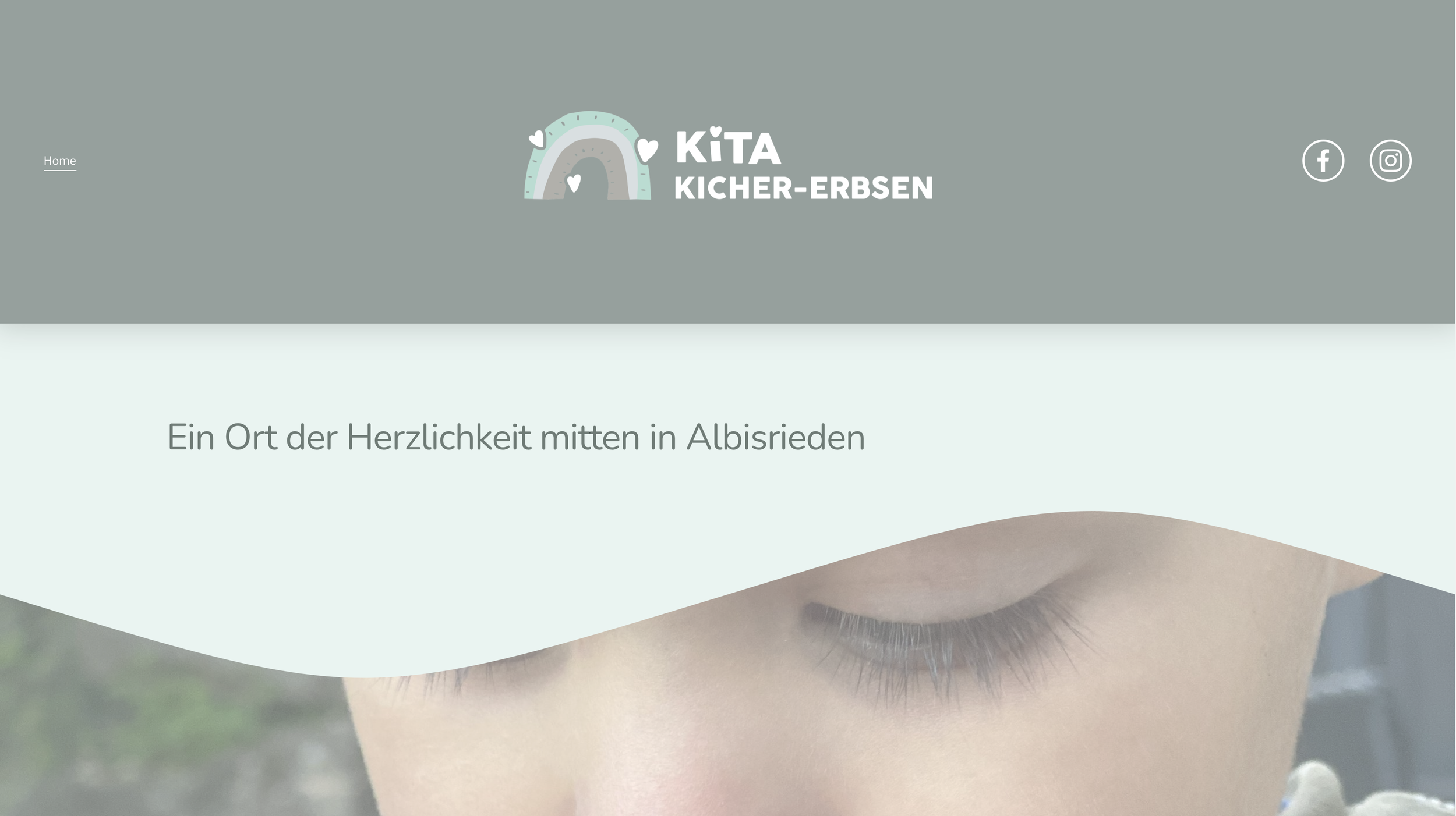 Startseite der Webseite der Kita Kicher-Erbsen mit Logo, Navigation, Bild eines schlafenden Kindes und Slogan in deutscher Sprache.