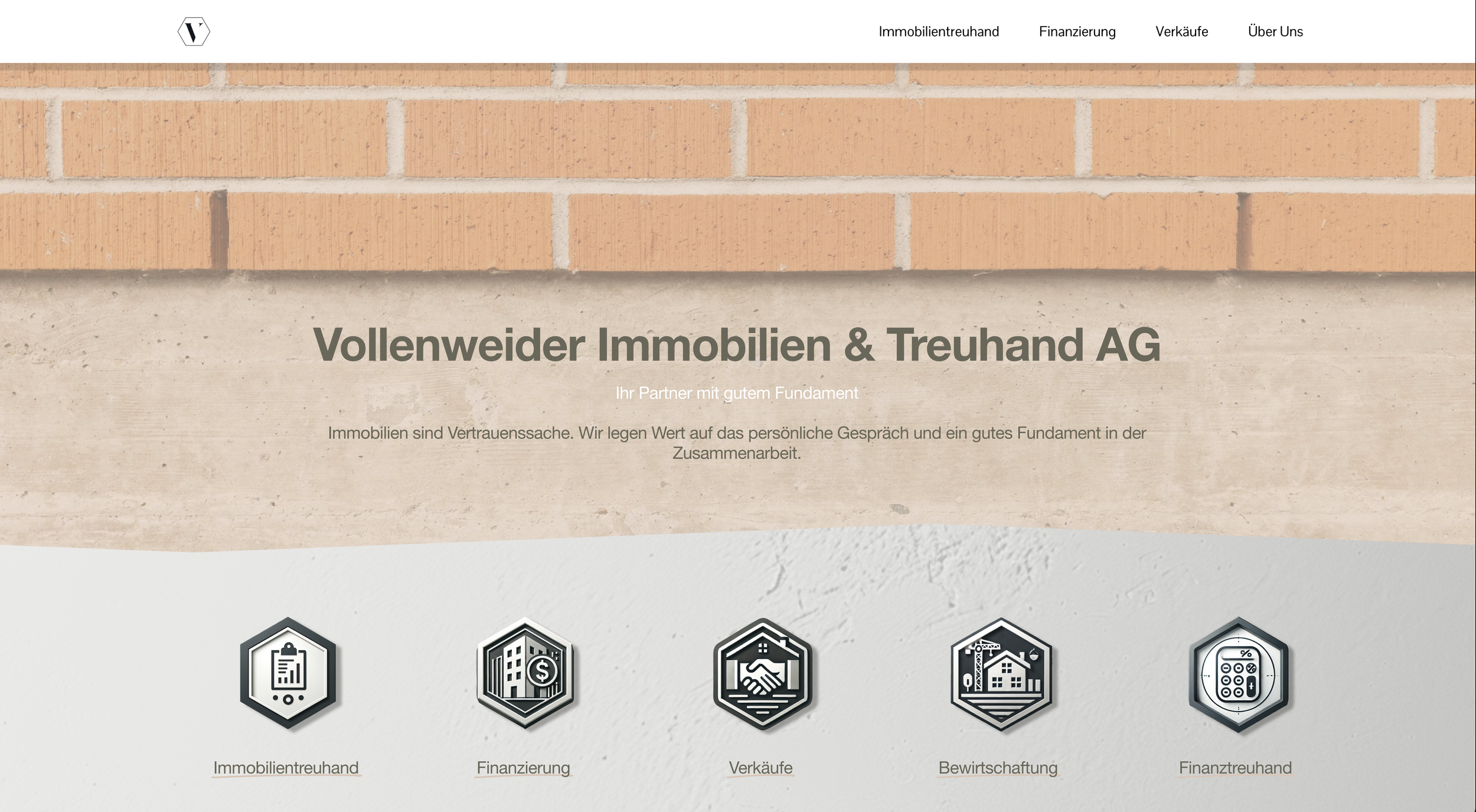 Startseite der Website „Vollenweider Immobilien & Treuhand AG“ mit einem Hintergrundbild einer Ziegelmauer und einer unteren Leiste mit fünf Icon-Buttons für Immobilien, Finanzierung, Verkäufe, Bewirtschaftung und Finanztreuhand.