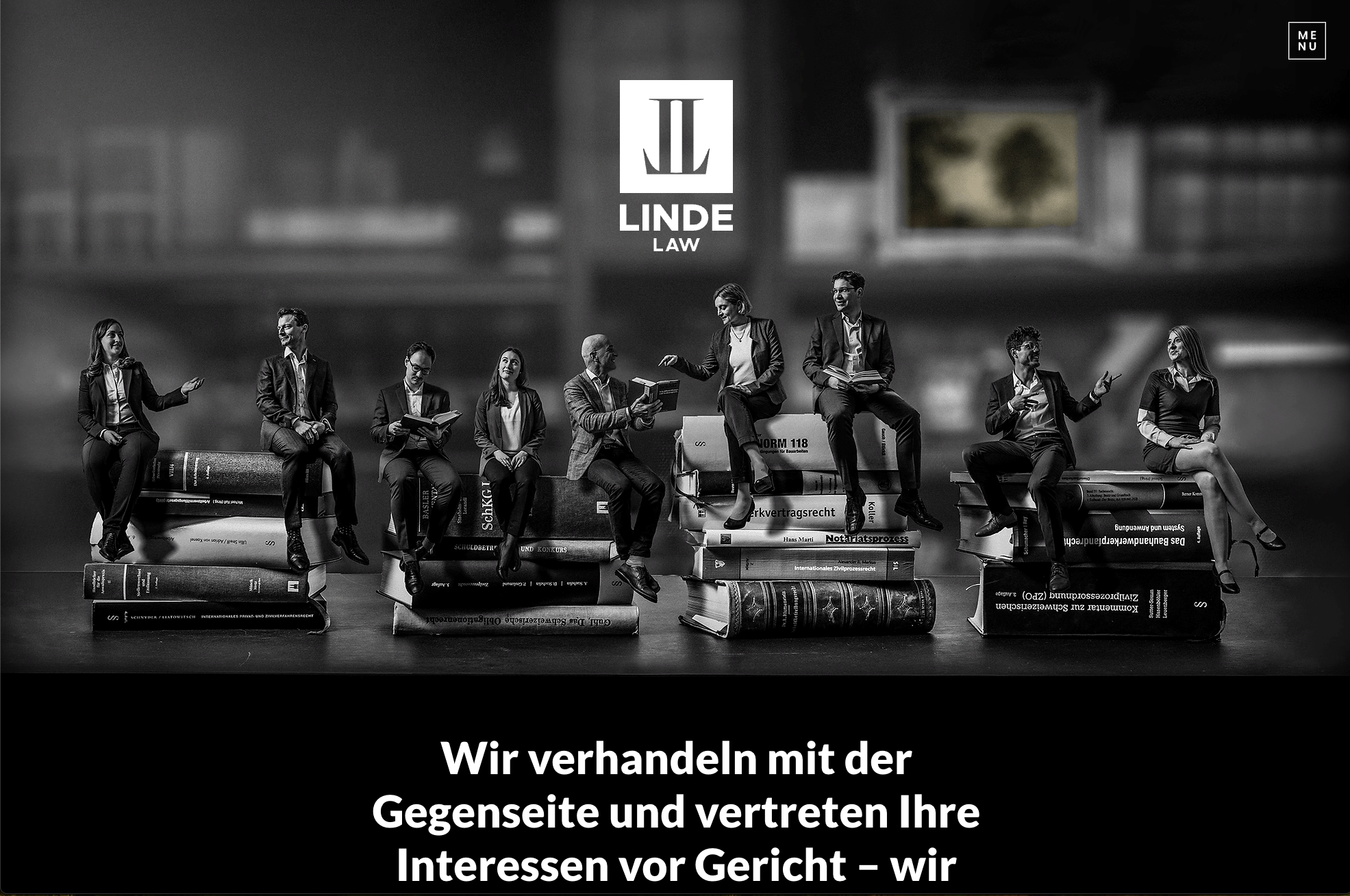 Schwarze und weiße Illustration mit Personen, die auf großen Büchern sitzen, symbolisierend das Recht und die juristische Welt, und das Logo "Linde Law" im oberen Mittelpunkt.