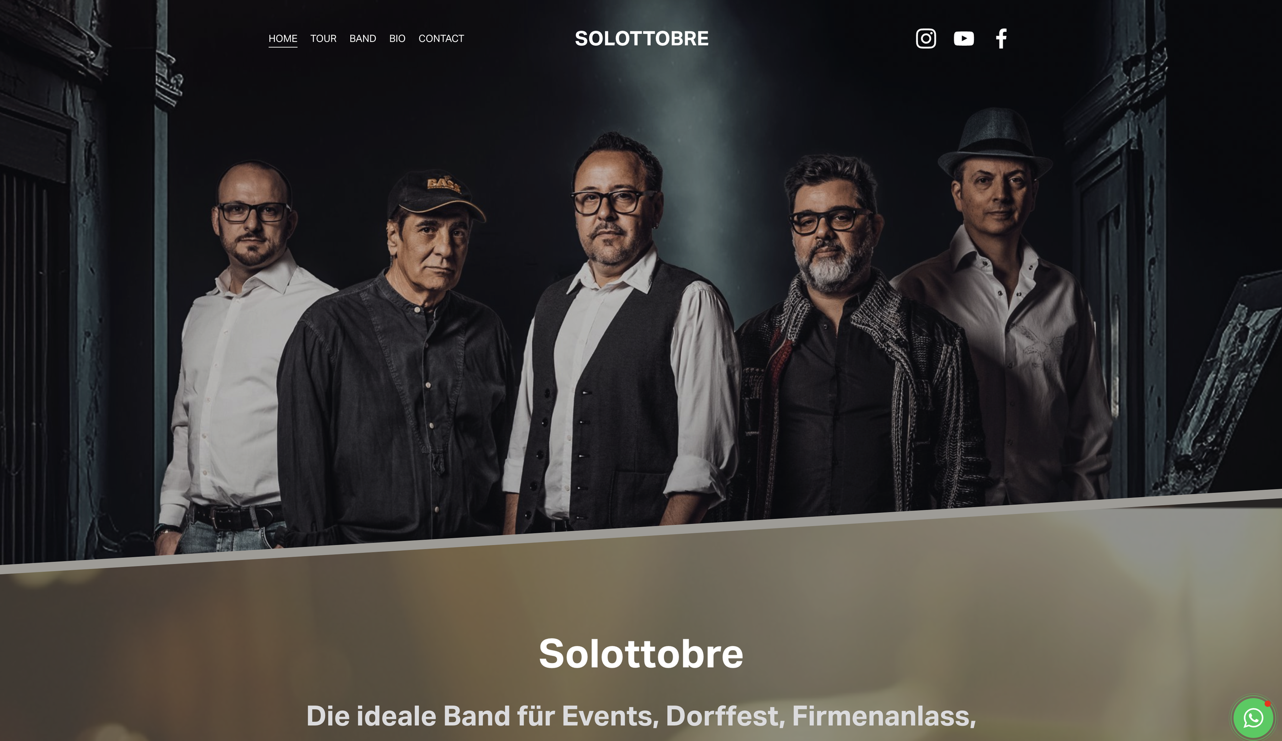 Ein Foto einer Band namens Solottobre mit sechs Männern, die auf einer Bühne in einem dunklen Raum posieren.