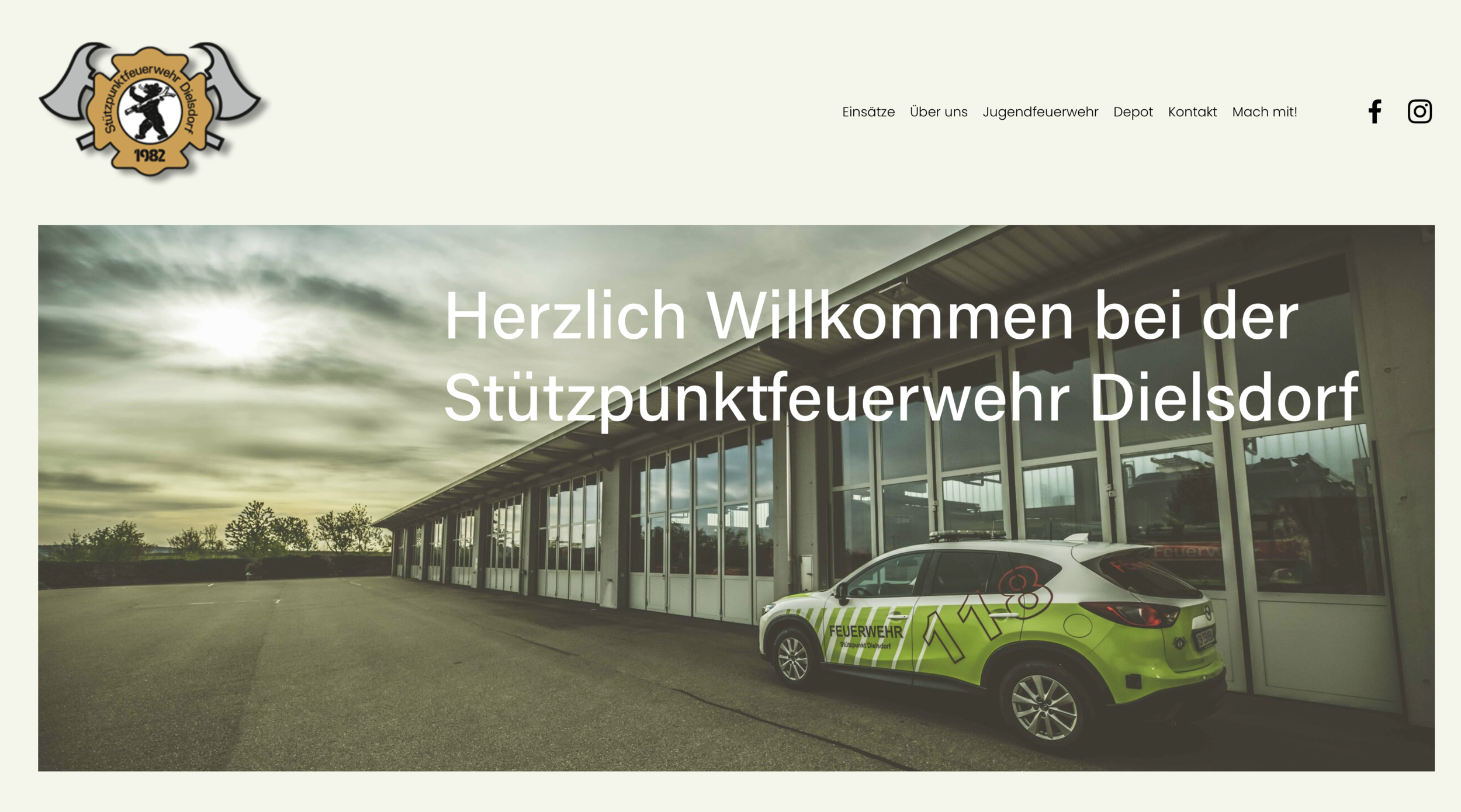 Startseite der Webseite der Stützpunktfeuerwehr Dielsford, mit einem Logo oben links, einem Bild eines Feuerwehrdepots mit einem Feuerwehrfahrzeug, und Text in der Mitte, der Willkommen heißt.