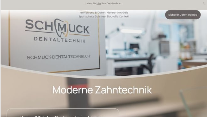 Fotos eines Zahnarztpraxiss, mit einem Schild, das die Webseite schuck-dentatechnik.ch zeigt, und dem Text "Moderne Zahntechnik" darunter.