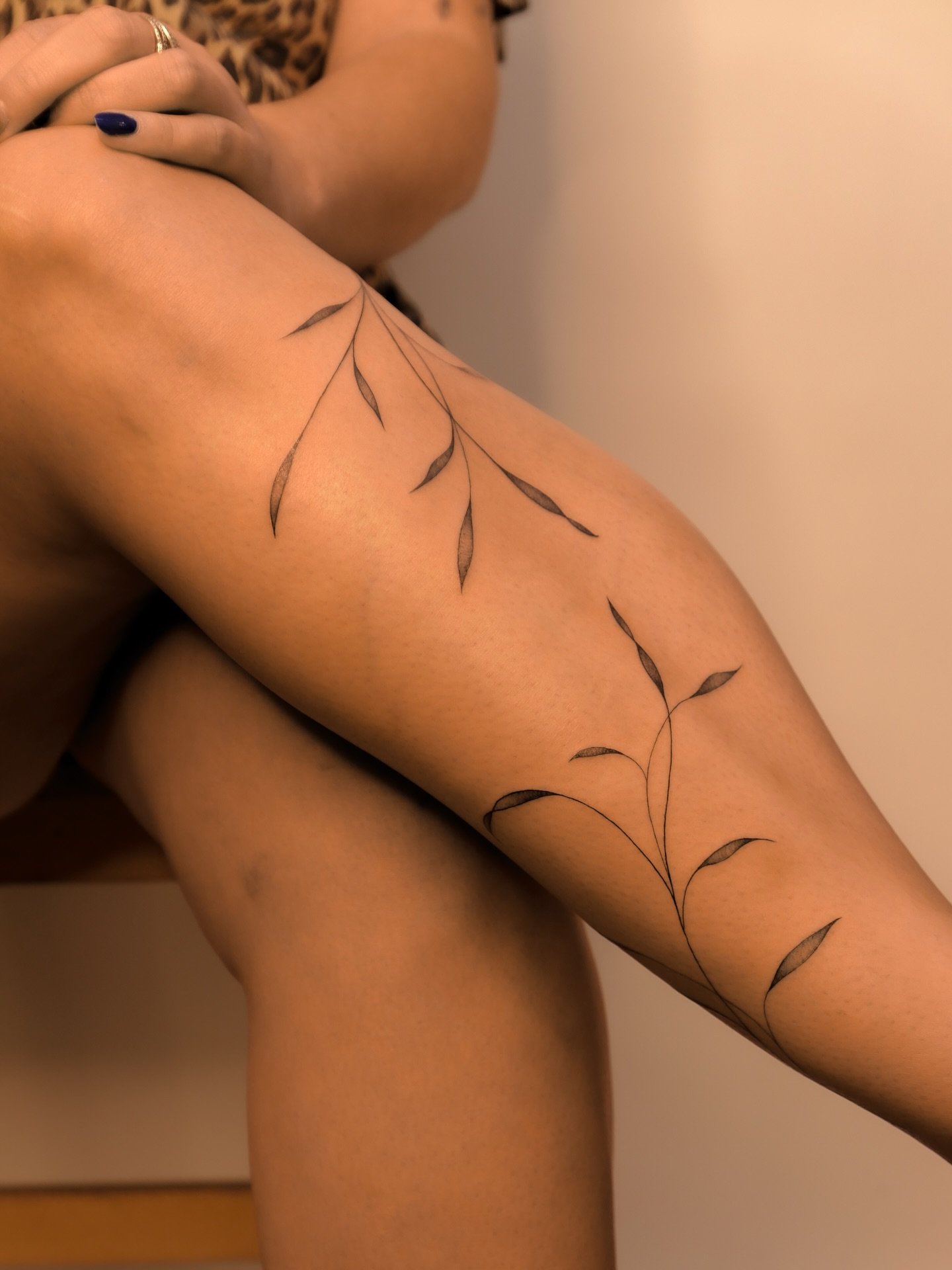 Le tout en Free Hand (&agrave; main lev&eacute;e) Cette technique permet de suivre les mouvements du corps, pour sublimer les courbes et donner plus de vie au tattoo! ✨
Merci Coralie pour ta confiance 🫶🏻
#tattoolyon #tattoofrance #tatouagefin #fine