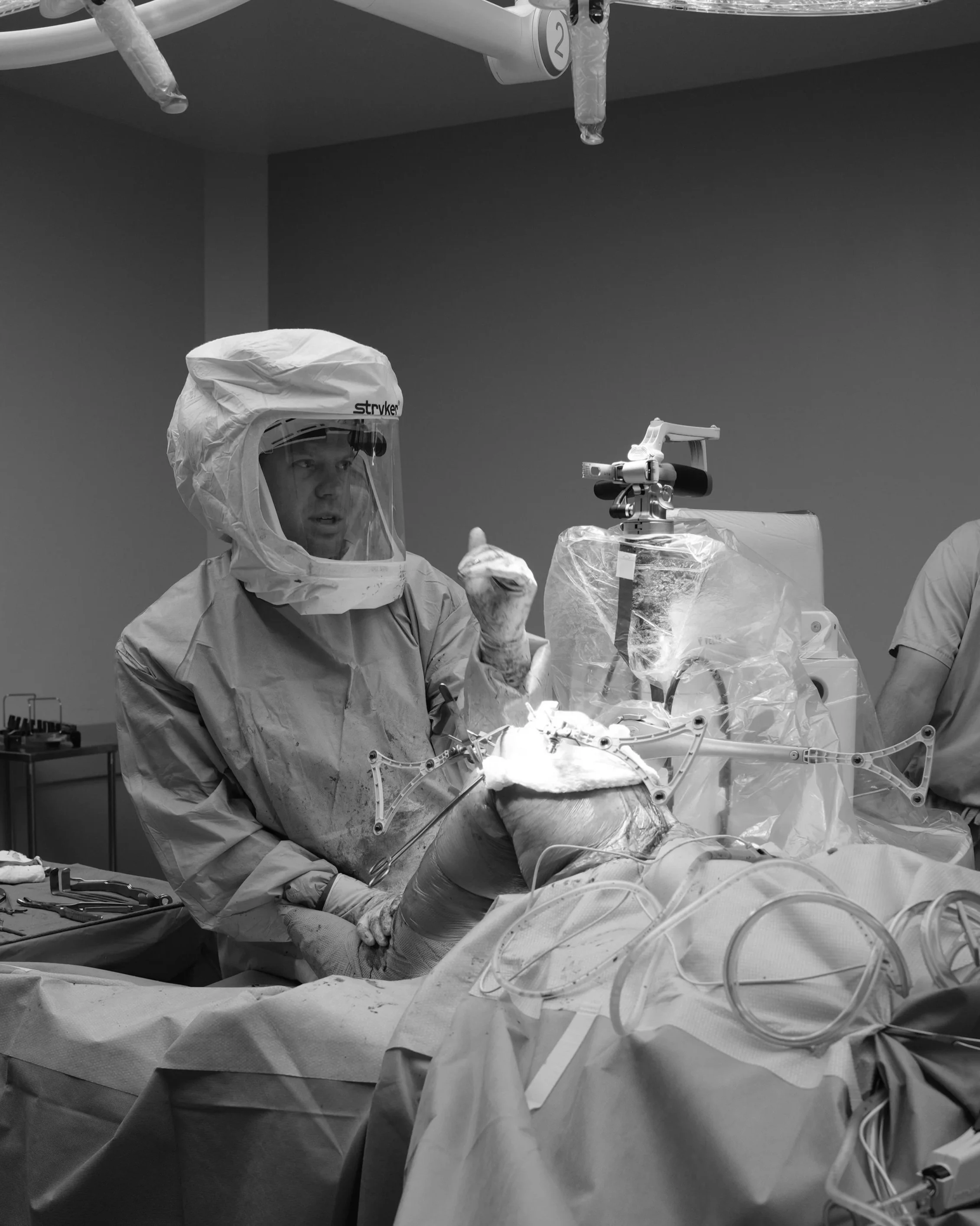Robotic-assisted knee replacement surgery using precision technology in a modern operating room.