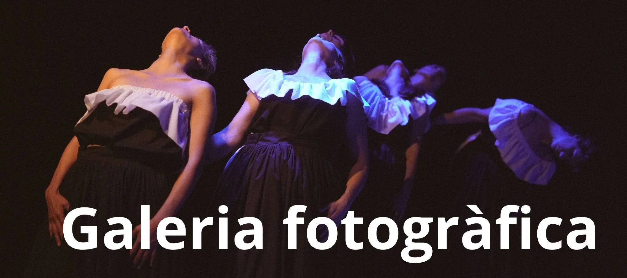Cuatro bailarinas en escena con vestidos negros y blusas con volantes blancos, en un fondo oscuro, en medio de una presentación artística.