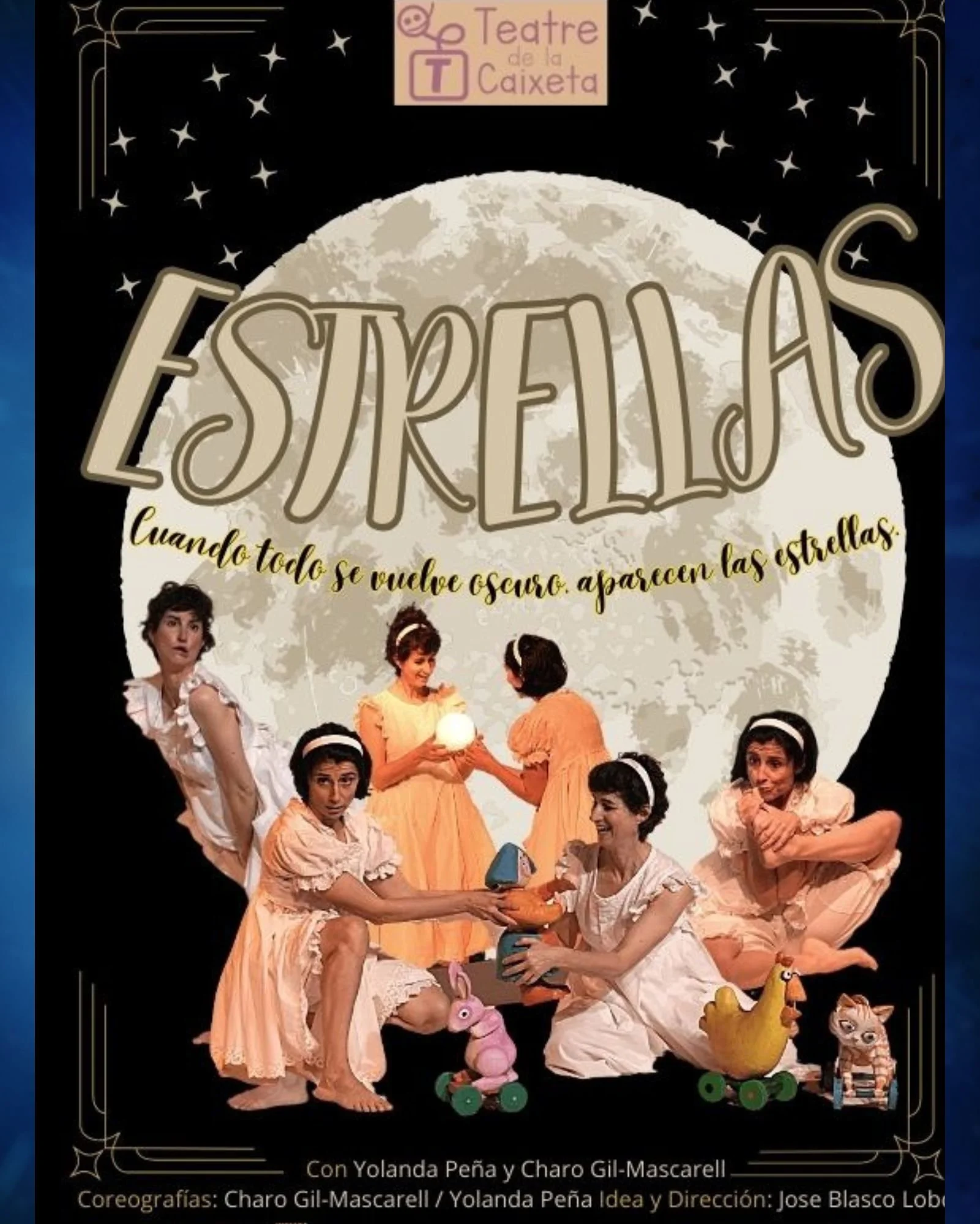 Cartel promocional de la obra de teatro titulada 'Espejitos', con un fondo de luna llena, estrellas y varias actrices vestidas con trajes rosados, algunas con juguetes en el escenario, en un estilo teatral y lúdico.