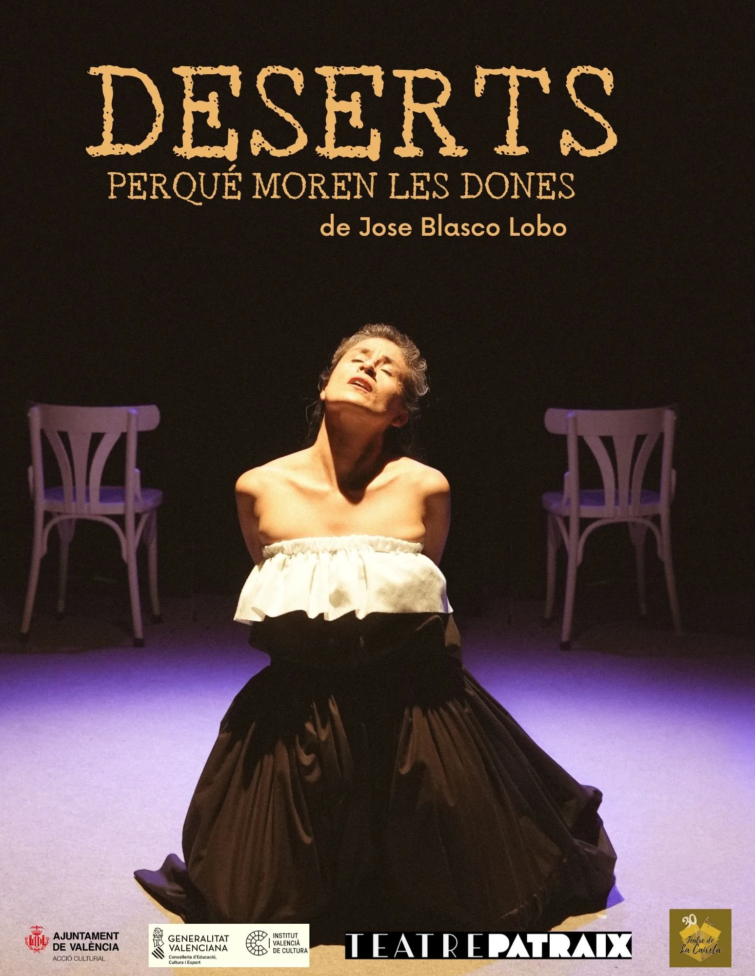 Cartel de la obra teatral 'Deserts' con una mujer en el centro, con expresión de angustia o dolor, en un escenario con dos sillas blancas al fondo.
