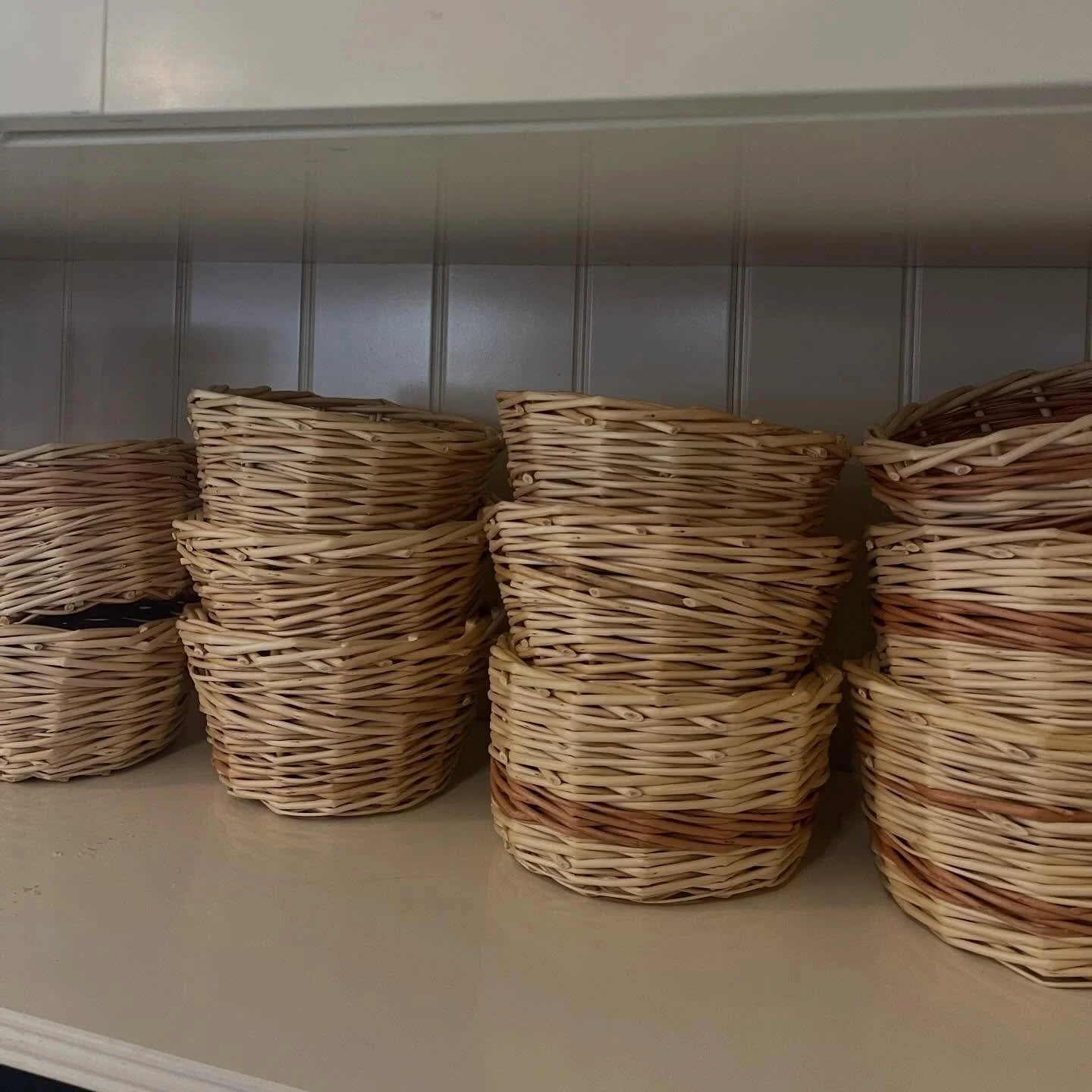 Au Caf&eacute; au Soleil, nous avons choisi de soutenir l&rsquo;artisanat local.
Nos corbeilles &agrave; pain sont r&eacute;alis&eacute;es sur mesure par @davidranchin La t&ecirc;te dans le panier, artisan vannier, rencontr&eacute; sur le march&eacut