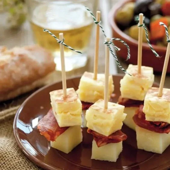 Ce vendredi 30 janvier SOIR&Eacute;E TAPAS ESPAGNOL &ndash; 28 &euro; par personne
Menu complet &agrave; partager : 3 entr&eacute;es, 2 plats &amp; 1 dessert. 
Tapas g&eacute;n&eacute;reuses, plats embl&eacute;matiques, sangria rafra&icirc;chissante&