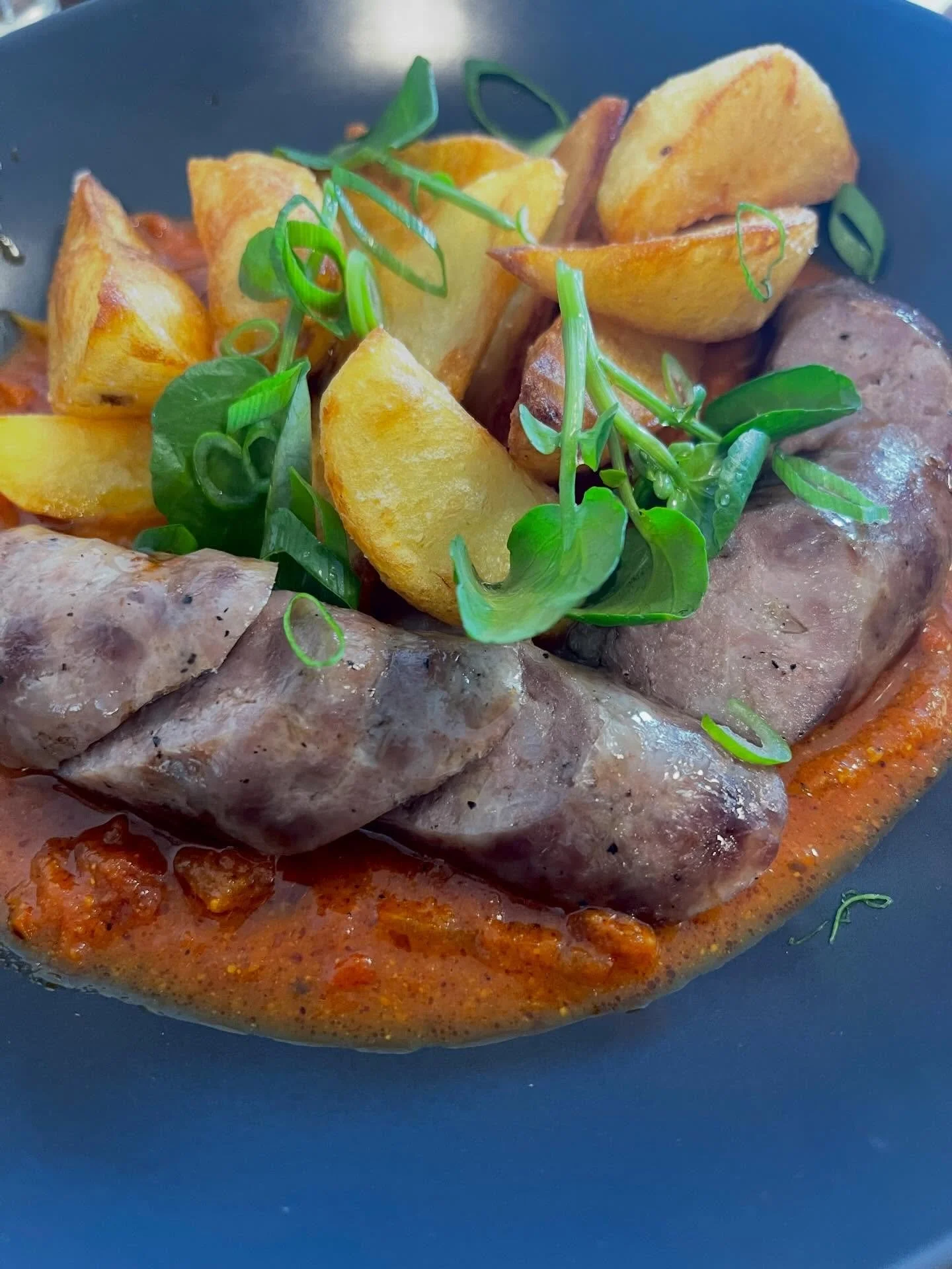 La neige est tomb&eacute;e, l&rsquo;ambiance montagnarde reprend ses droits&hellip;
On vous invite &agrave; une pause gourmande avec le currywurst (version plateau ard&eacute;chois) 🔥

Des saucisses de porc &eacute;lev&eacute;es en plein air de la f