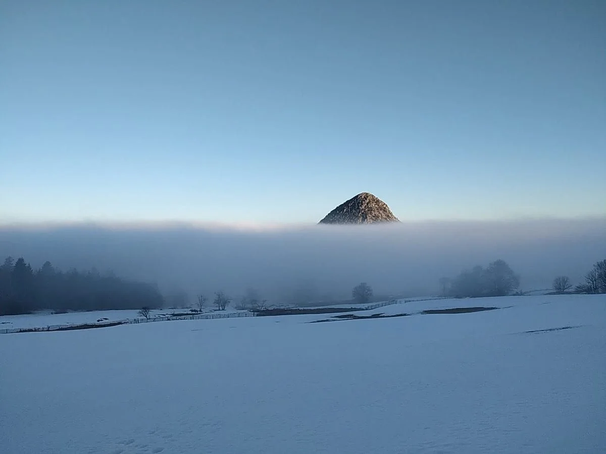 En direct du Foyer de ski de fond de Sainte Eulalie. &ldquo;Il reste de la neige et on est au dessus des nuages. Damage pr&eacute;vu ce soir. Attention &ccedil;a glisse fort le matin !&rdquo; 
Apr&egrave;s une s&eacute;ance de ski, venez faire une pe