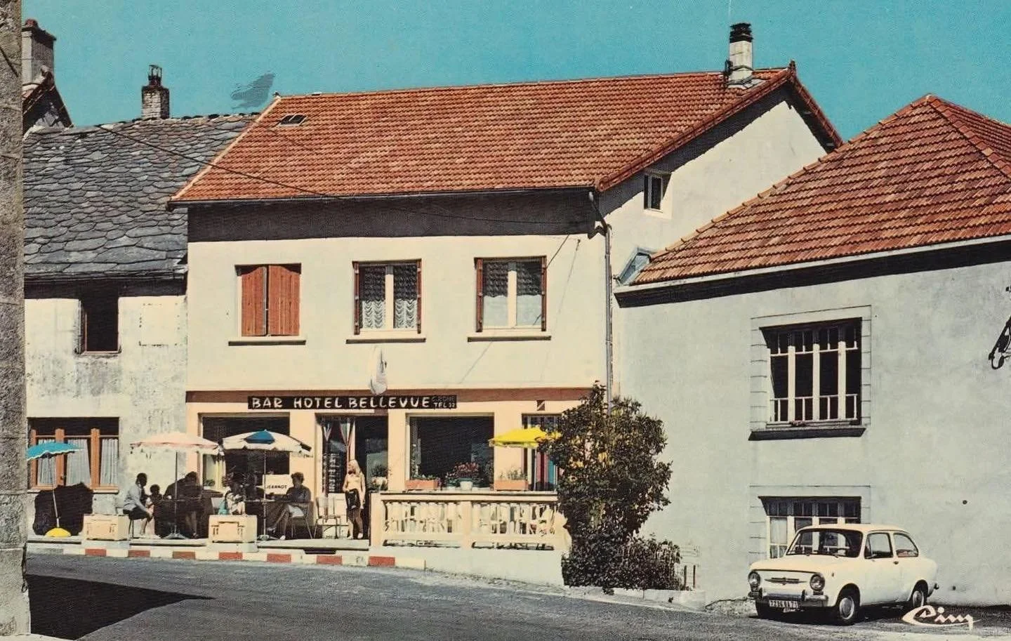 Quel joie de voir cette photo du caf&eacute; au soleil, autrefois le bar Bellevue chez Rome, il y a plus de 60 ans ☀️