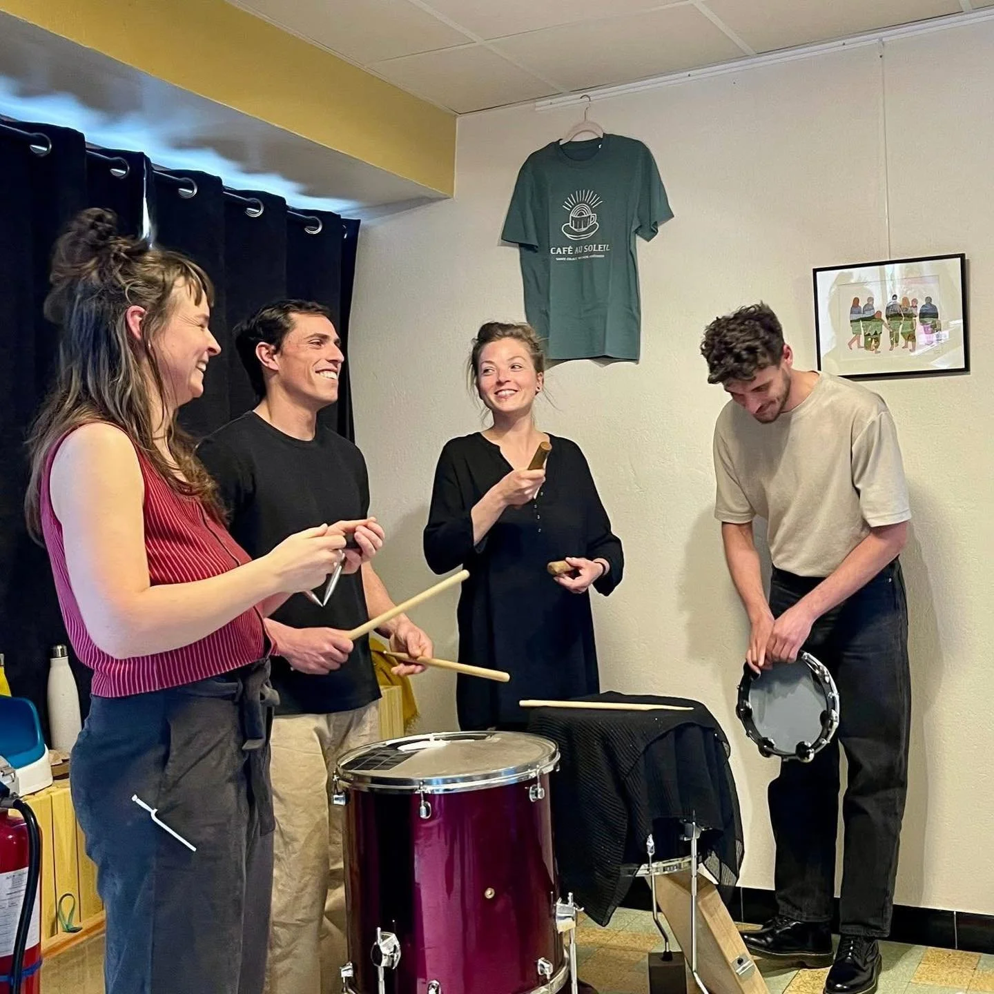 Aujourd&rsquo;hui nous avons eu le plaisir d&rsquo;accueillir au caf&eacute; le groupe Ardade, un quatuor de chants polyphoniques en occitan et en fran&ccedil;ais.
En ce 8 mars, c&rsquo;&eacute;tait aussi l&rsquo;occasion de marquer la Journ&eacute;e