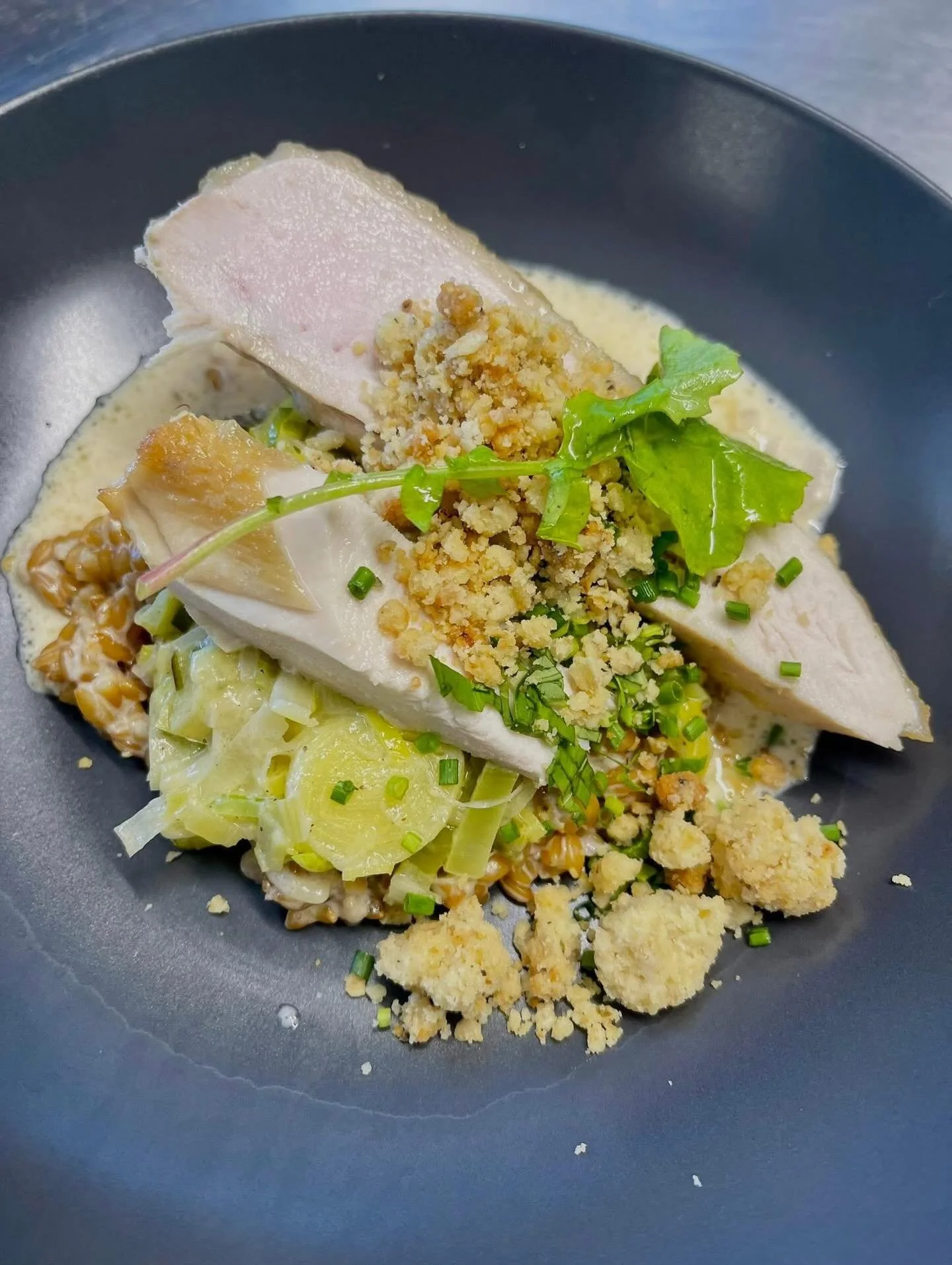 Menu jusqu&rsquo;au lundi 16 mars 💛☀️

Brick &agrave; la grecque, herbes fra&icirc;ches, feta, miel et s&eacute;same
&mdash; 
Poulet au vin blanc, accompagn&eacute; d&rsquo;un crumble sal&eacute; de poireaux
Option v&eacute;g&eacute; : Risotto de pl