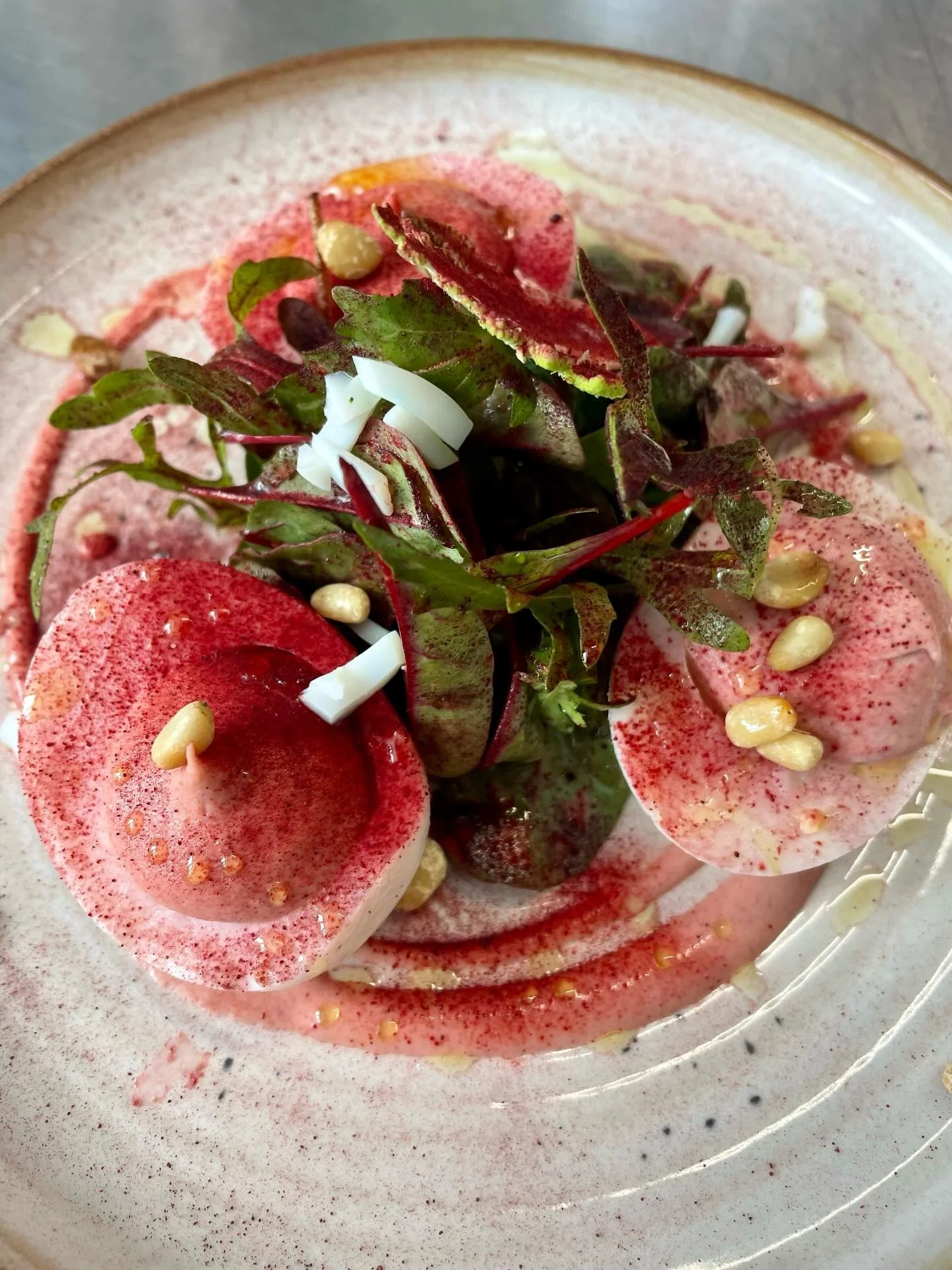 Menu du weekend jusqu&rsquo;&agrave; lundi midi ☀️

&OElig;uf mimosa &agrave; la poudre de betterave
Tagliatelles &agrave; l&rsquo;encre de seiche et au saumon
Pompe aux pommes

Menu &agrave; 23 &euro;. Sur place ou &agrave; emporter. R&eacute;servat