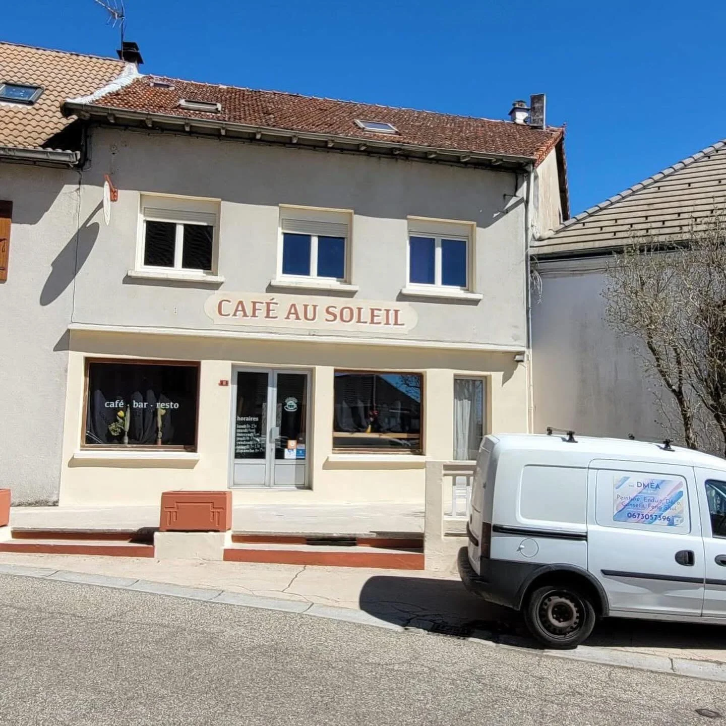 Avec le retour des beaux jours, place &agrave; l&rsquo;ouverture des terrasses&hellip; et &agrave; un petit coup de neuf !

Rafra&icirc;chissement de la fa&ccedil;ade avec nettoyage au karcher et surtout une mise en peinture de @dmeafillesetpere pr&e