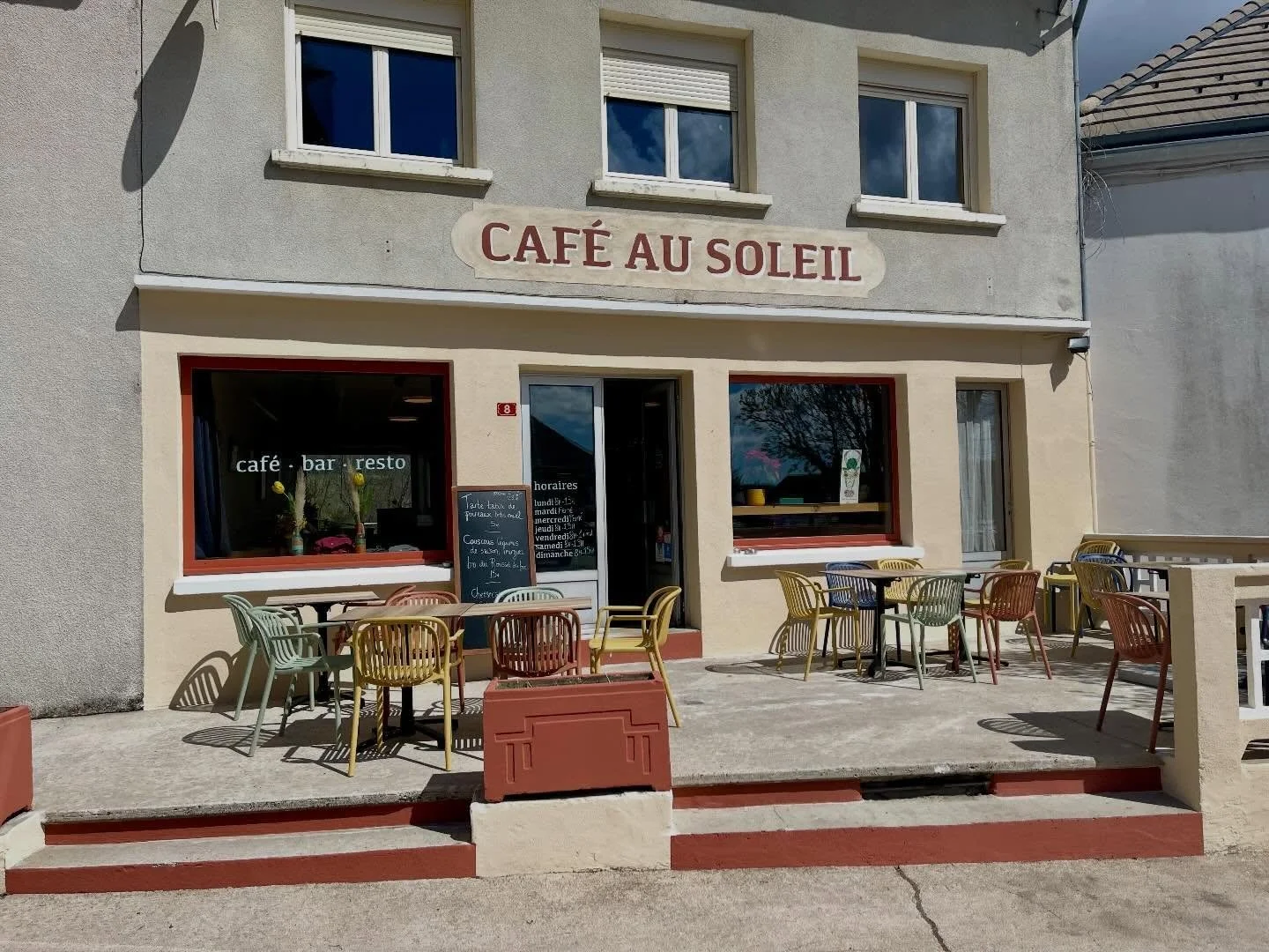 Petit coup de beaut&eacute;: la terasse a repris des couleurs. 
Pour info. Nous serons exceptionnellement ferm&eacute;s du samedi 25 avril au mercredi 29 avril 💛🌻

Le mois de mai d&eacute;butera avec quelques ajustements : 

- Horaires d&rsquo;&eac