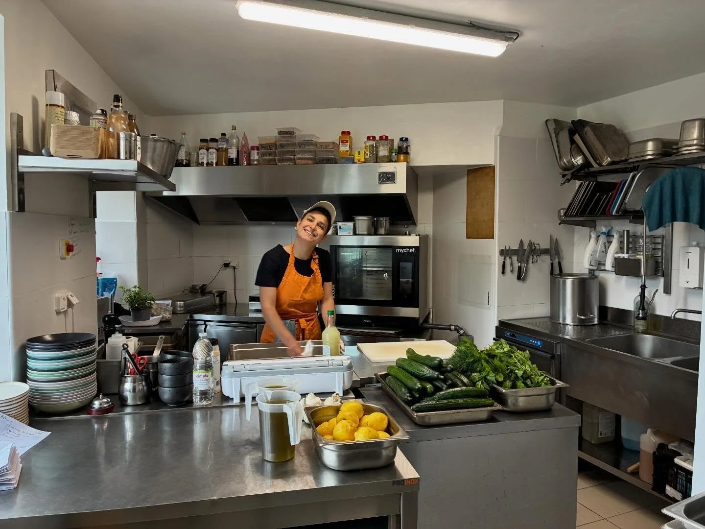 STREET FOOD tous les vendredi soir, service de 19h &agrave; 22h 🔥 ce 1er mai on voyage en CR&Ecirc;TE : 
GYROS Souvlaki de porc, pain pita, sauce tzatziki ou skordalia. Salade yaknero, pickles, herbes fra&icirc;ches. 10&euro; Option VG disponible. 
