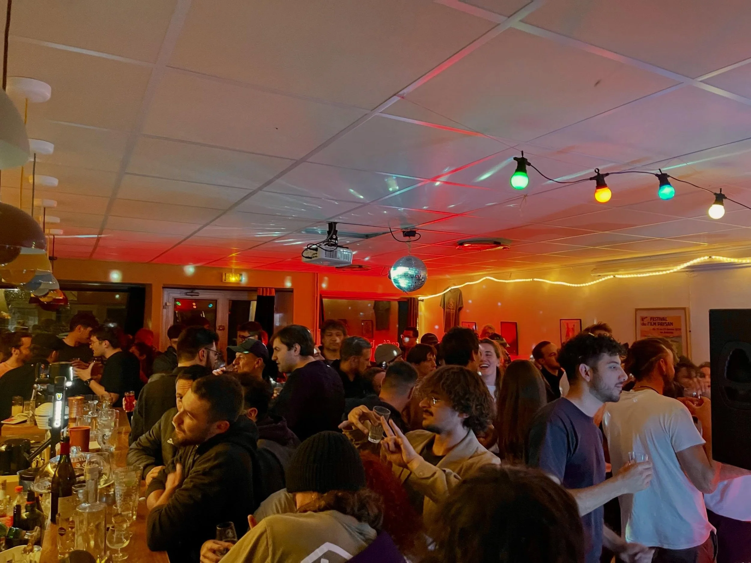 Vendredi dernier, la PHONOLITES PARTY a fait vibrer la soir&eacute;e au rythme de 5 DJs 💛
Sous la boule &agrave; facettes, le dancefloor s&rsquo;est enflamm&eacute;, et quel bonheur de voir autant de jeunes venus de communes voisines comme plus loin