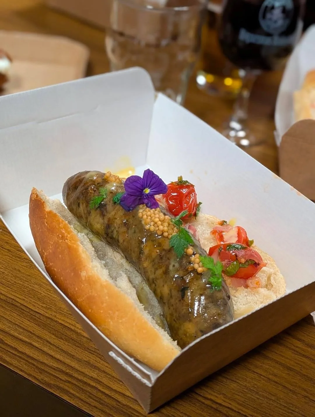 Elle a os&eacute;. Hot-dog artisanal de andouillettes de la Boucherie Rome, pain du fournil des copains &agrave; Chirols, graines  de moutarde ferment&eacute;, salsa maison. 🔥

&bull; Ce vendredi : poulet maf&eacute; au beurre de cacahu&egrave;tes, 