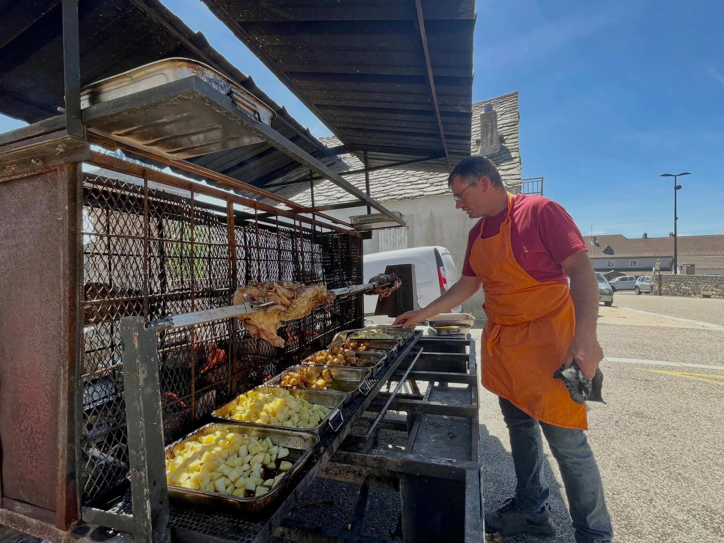 Il fait beau, il fait chaud ! Rendez-vous demain (dinanche 24h) midi pour notre longe de porc &agrave; la broche qui annonce l&rsquo;ouverture de notre saison d&rsquo;&eacute;t&eacute; ☀️☀️

Terrasses ouvertes, cuisson &agrave; la broche pendant 4 he