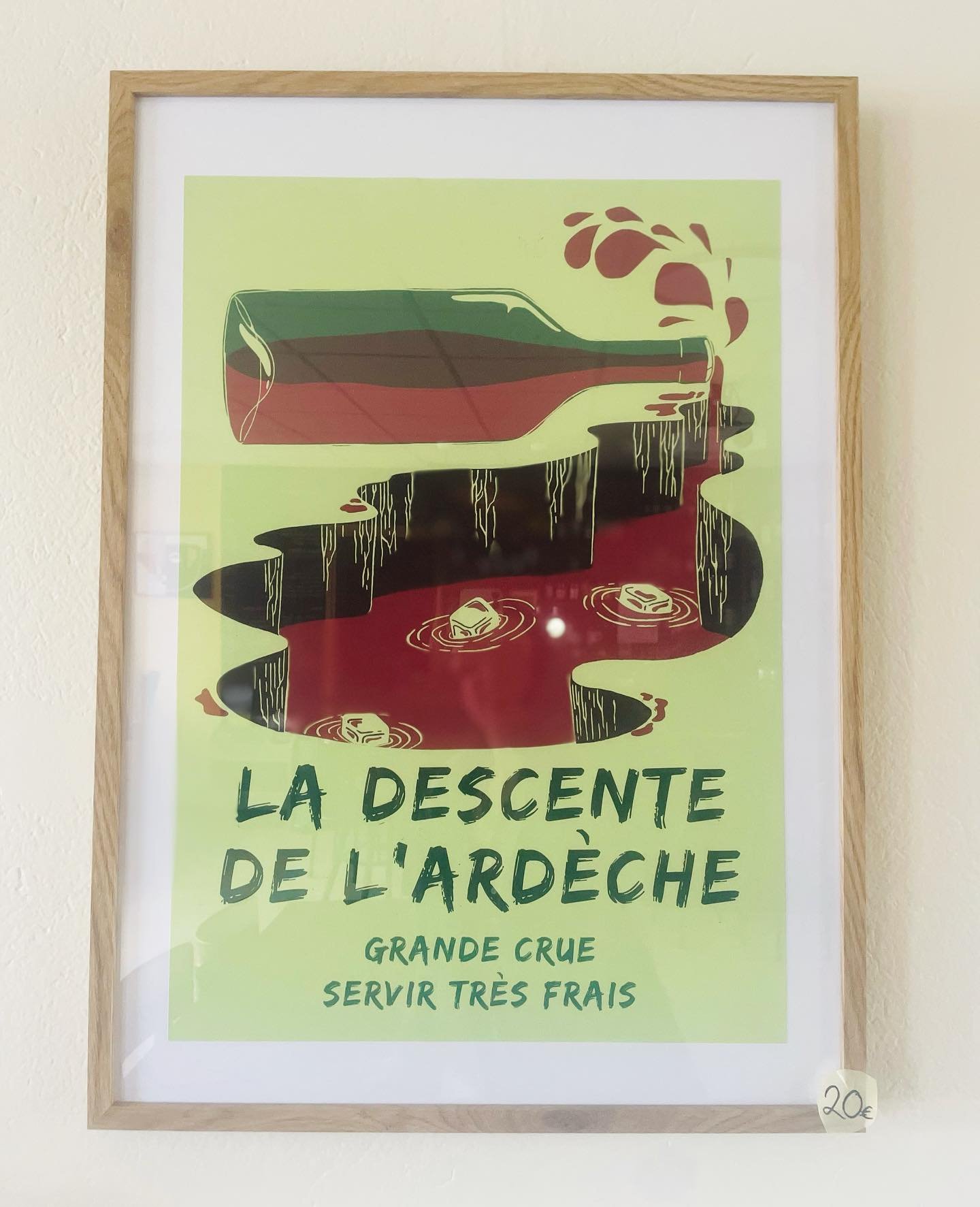 Affiche annonçant la descente de l'Ardèche avec une illustration de rivière et de rochers, mentionnant une grande crue et la nécessité de servir très frais.
