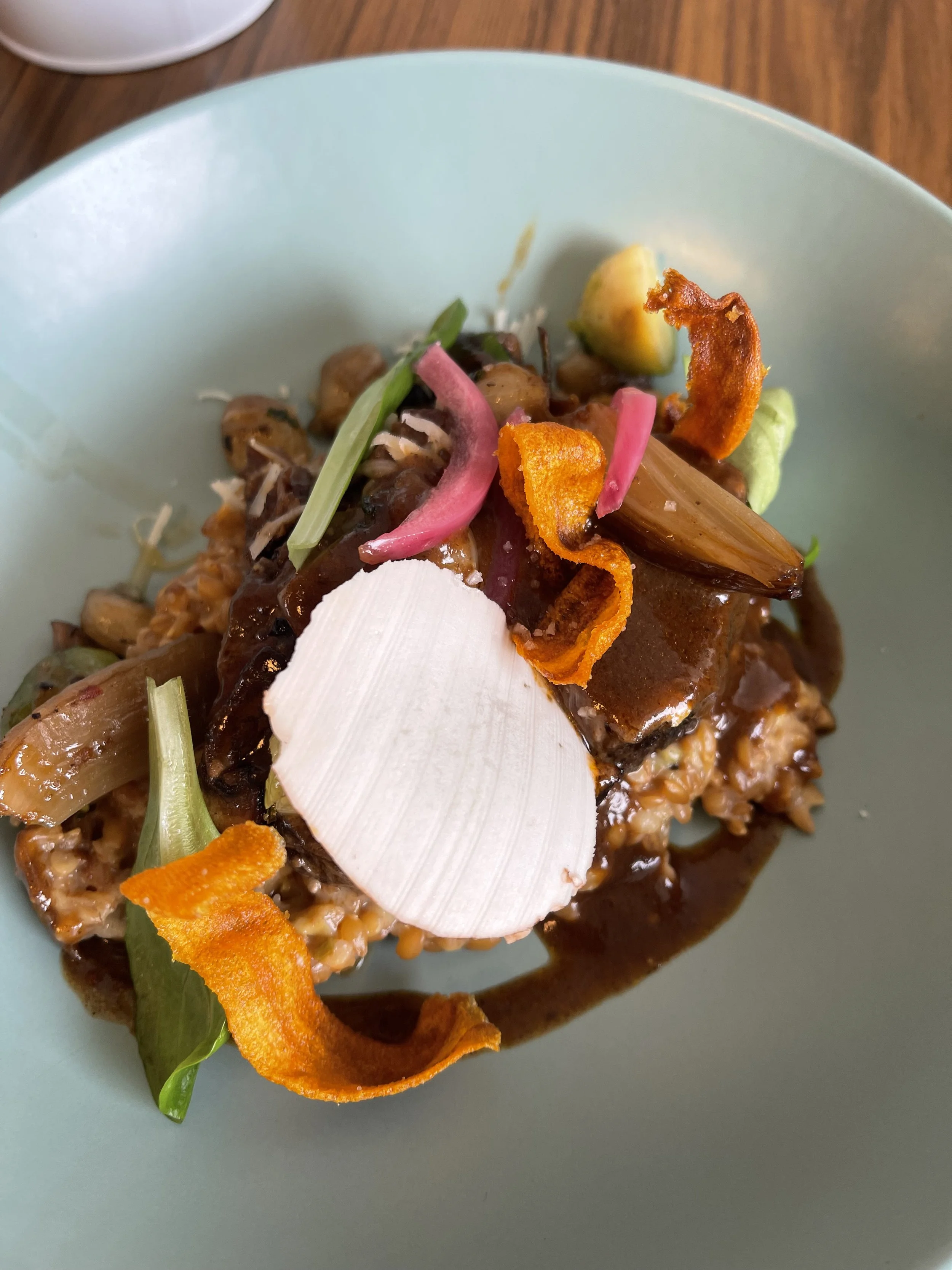 Assiette de riz, légumes et viande avec garnitures de légumes et sauce