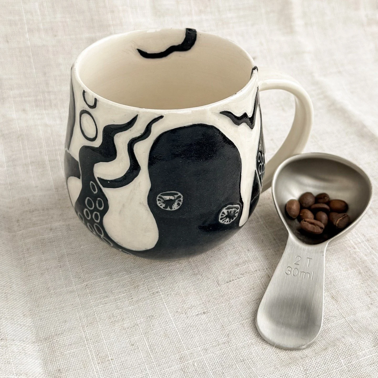 Even though I'm channeling wishful thinking for Spring by carving Spring flowers into my pieces, I have not forgotten about my favorite sea creatures; octopi and narwhals. #octopus #narwhal #sgraffito #mainepotter #mainepottery